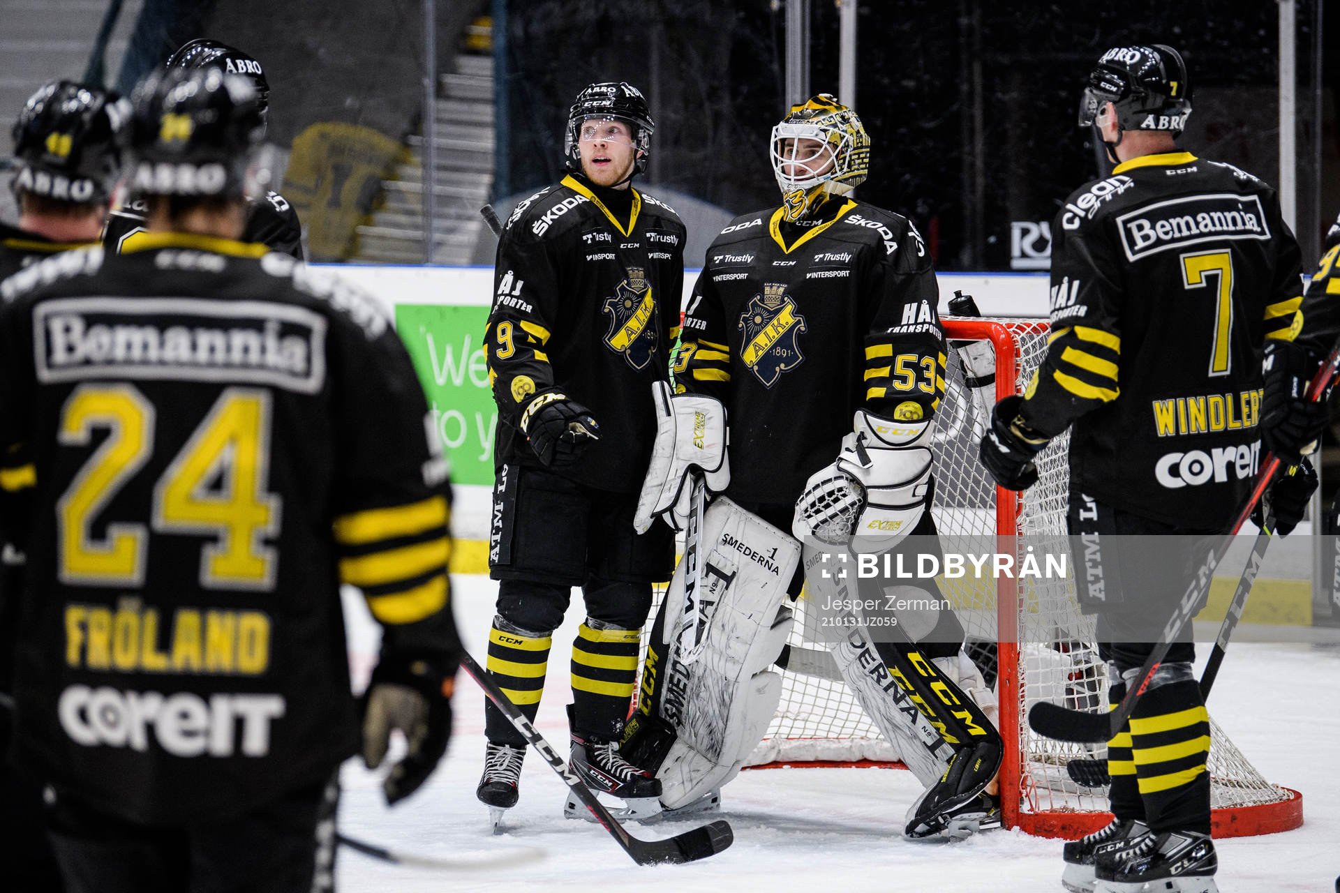 s Nicklas Heinerö och målvakt Claes Endre jublar