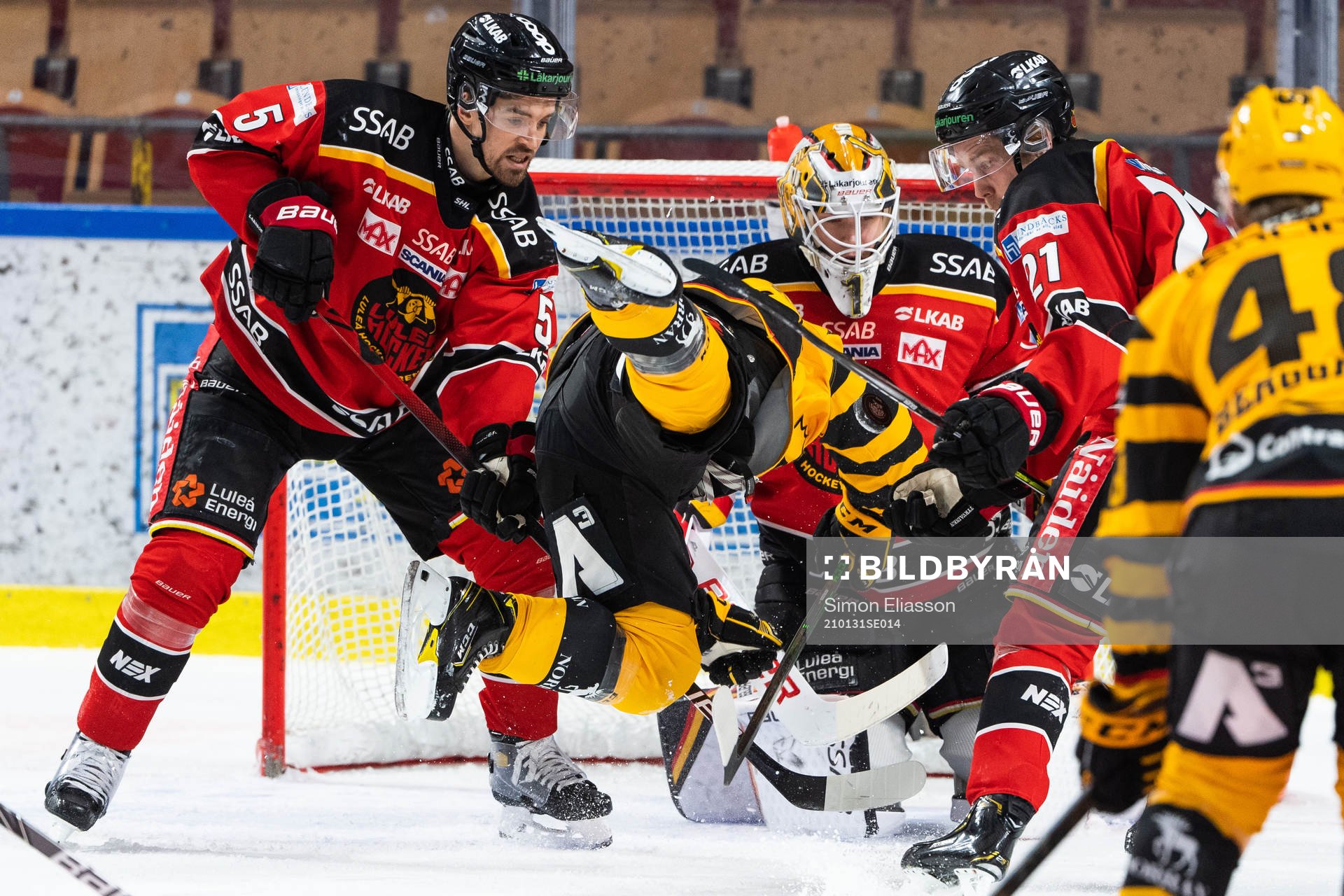 Luleås Eddie Larsson och målvakt Jesper Wallstedt