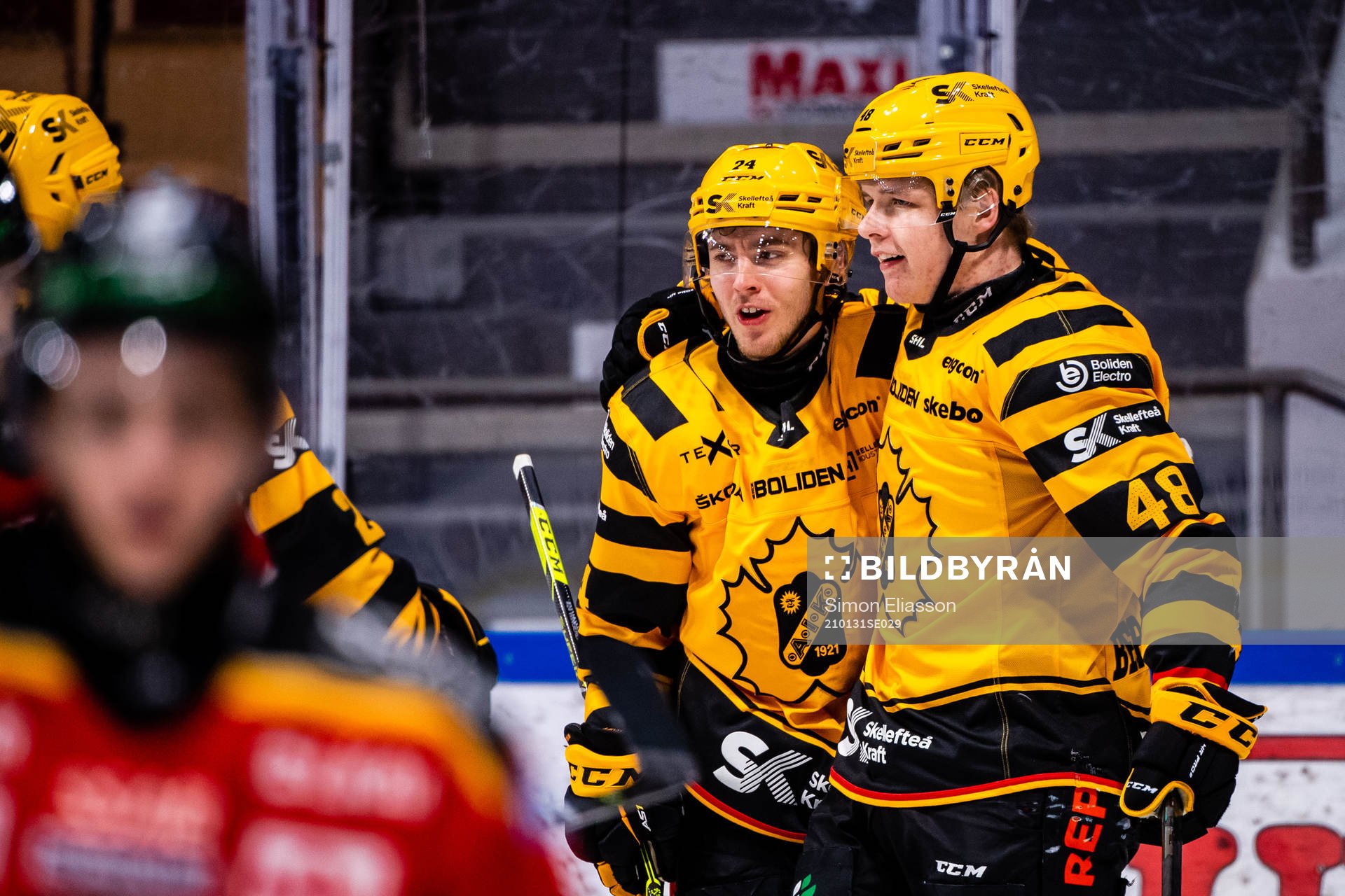 Skellefteås Andreas Wingerli och Jonatan Berggren jublar