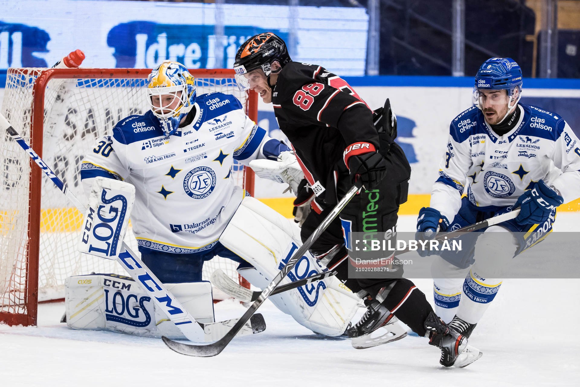 Örebros Joonas Rask och Leksands Matt Caito framför