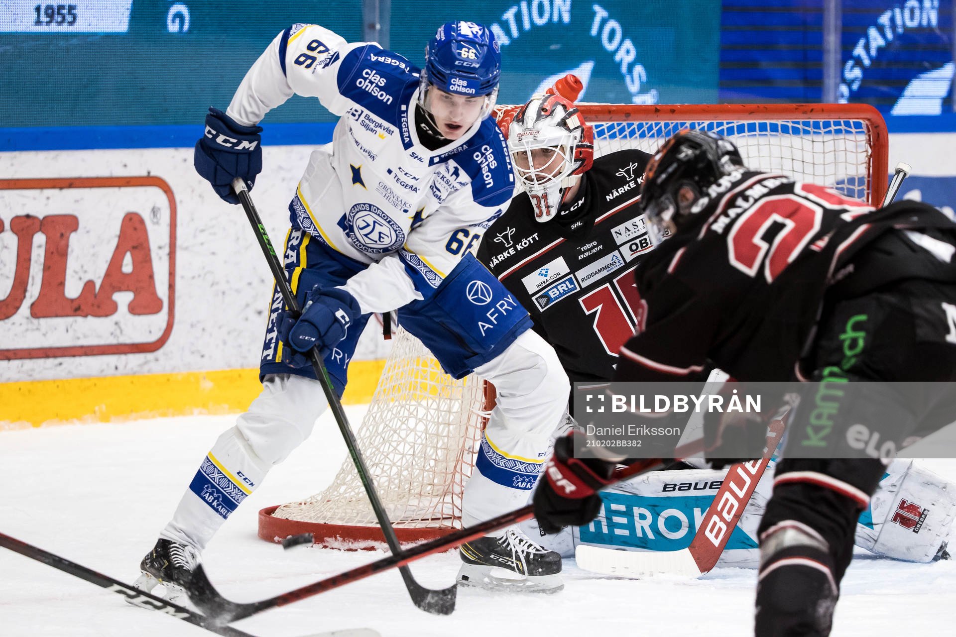 Leksands Nils Åman framför Örebros målvakt Jonas Arntzen