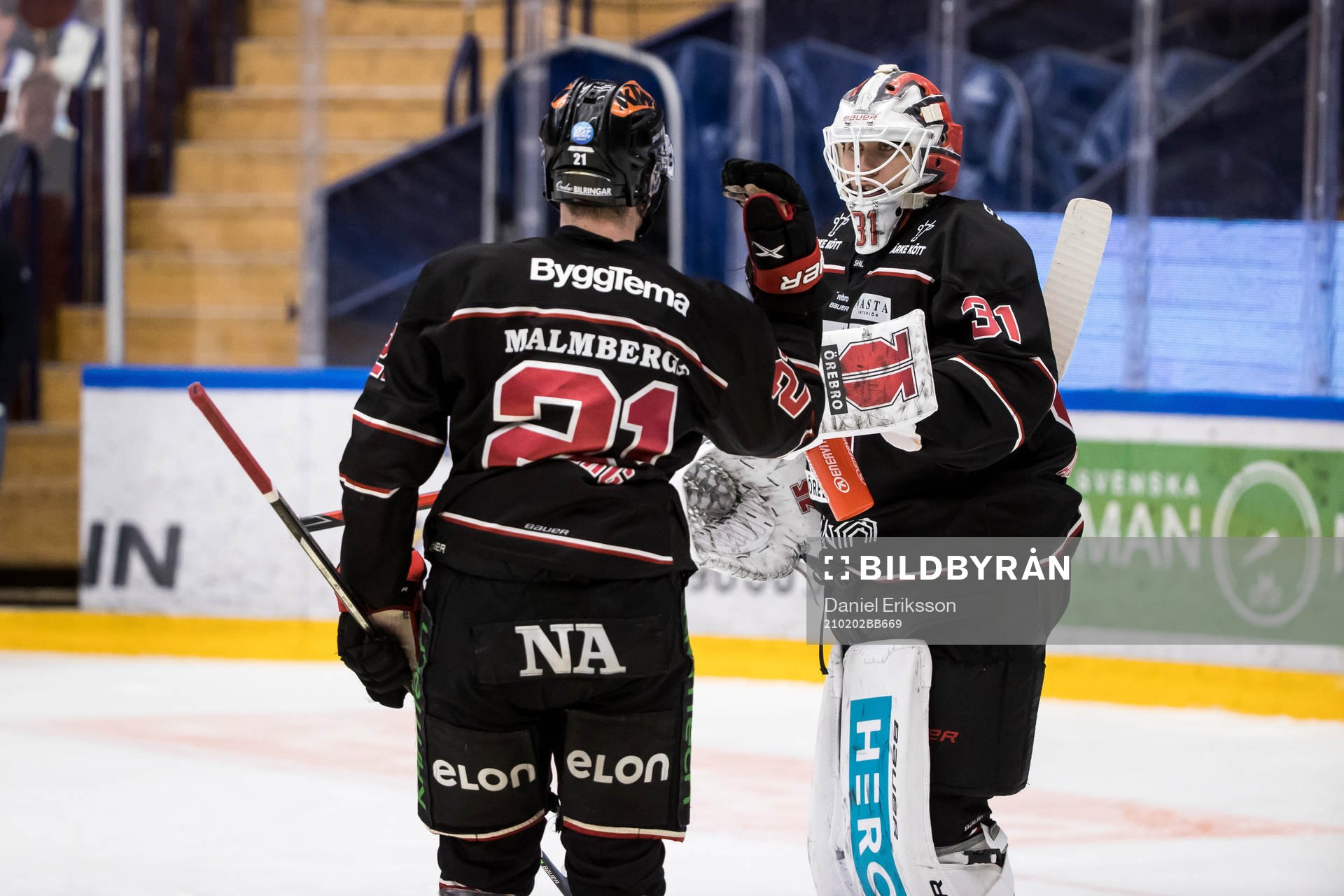 Örebros målvakt Jonas Arntzen jublar