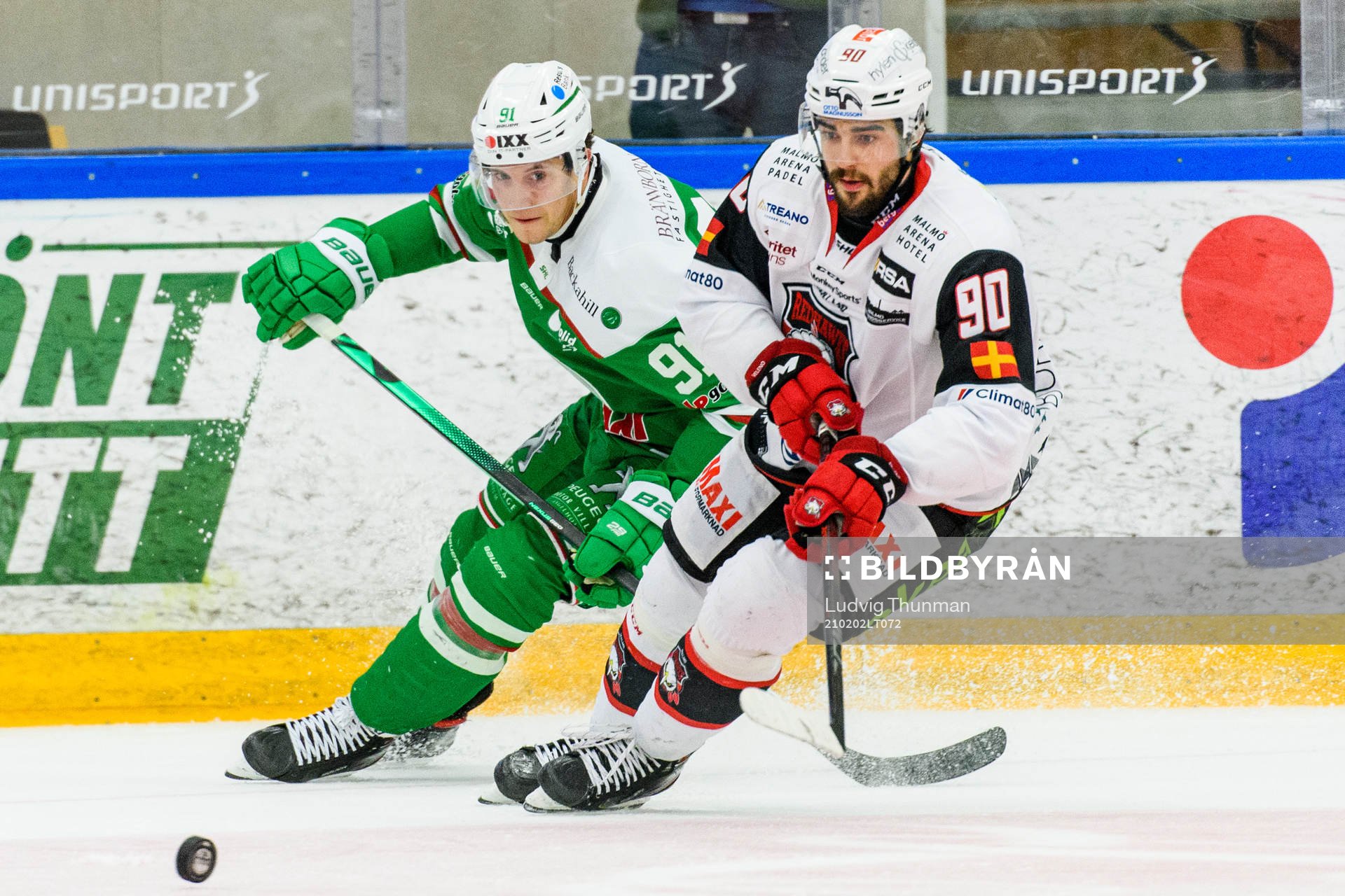 Rögles Adam Tambellini i kamp om pucken med Malmö