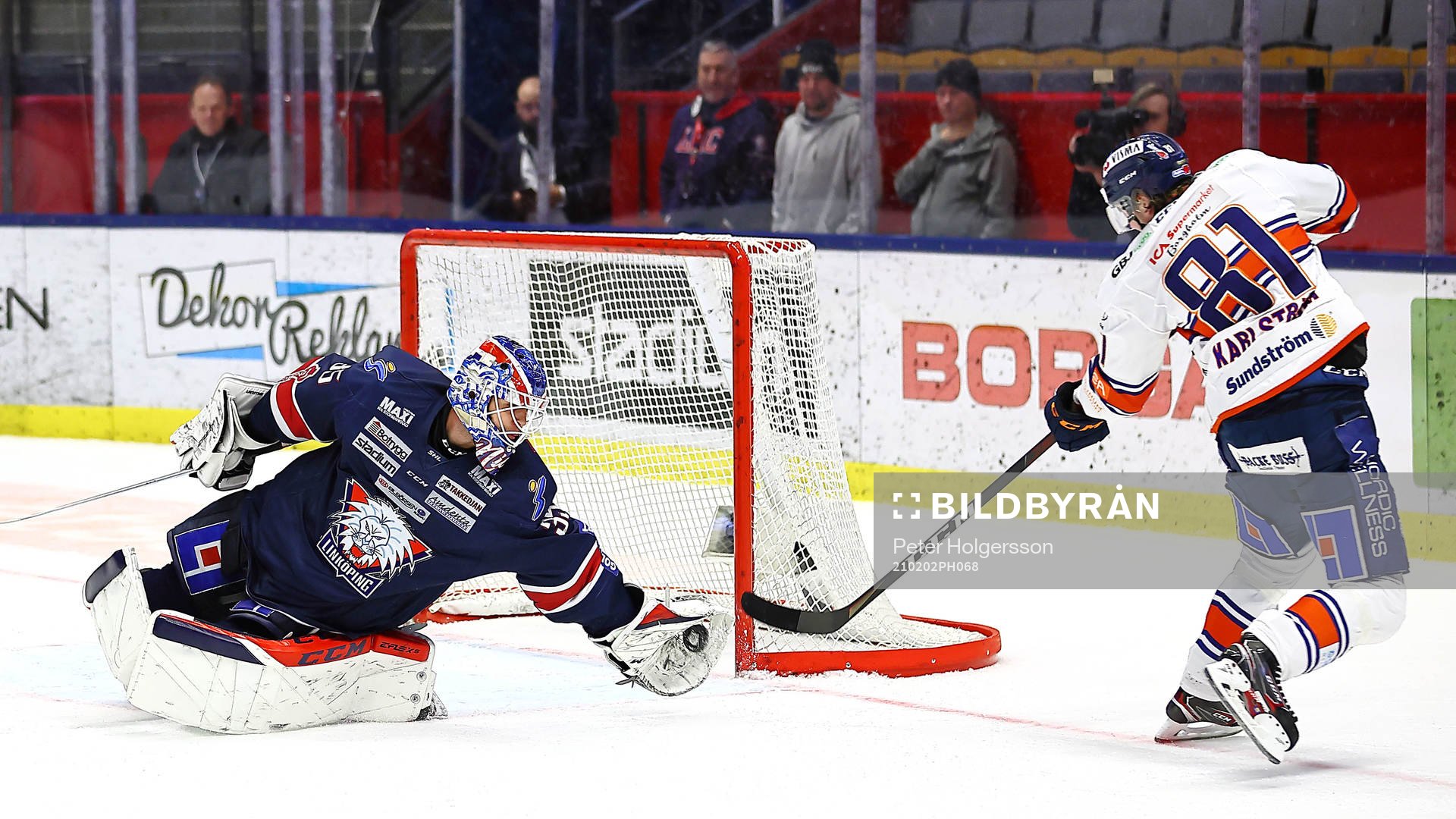 Linköpings målvakt Niklas Lundström räddar straff av