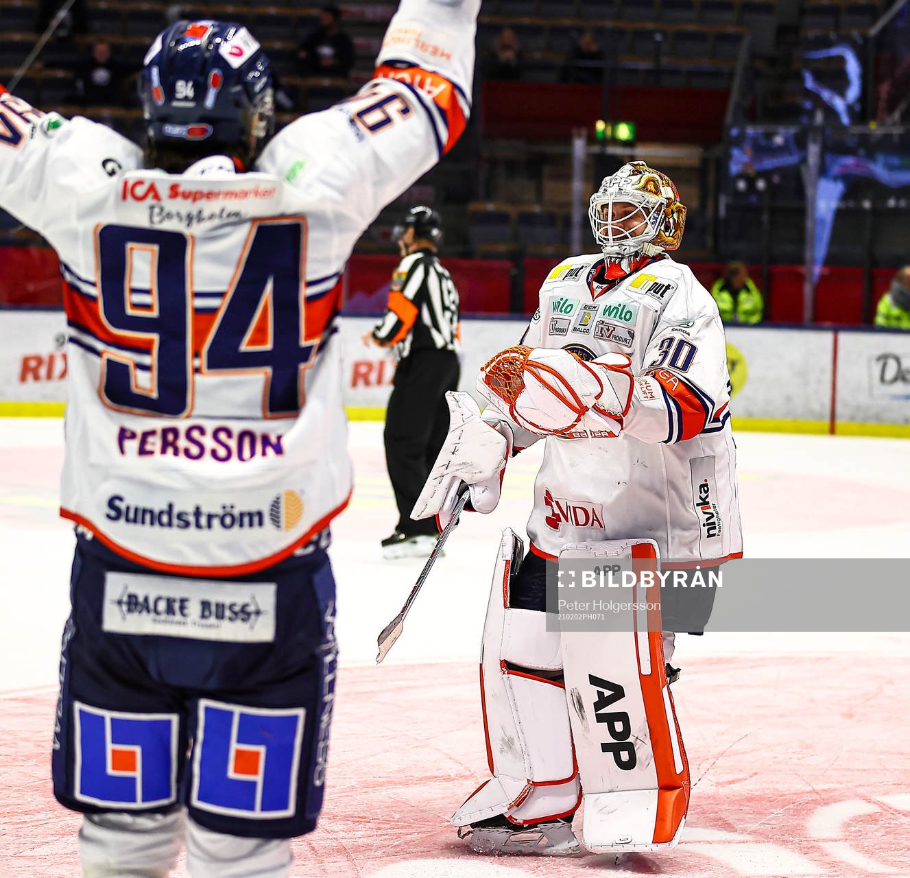 Växjös Joel Persson och målvakt Viktor Fasth jublar