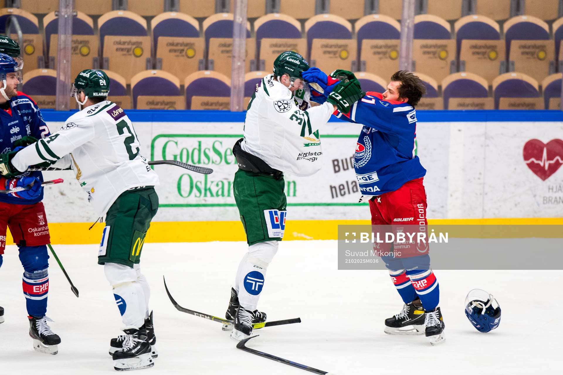 Oskarshamns Brian Cooper och Färjestads Adam Ginning i