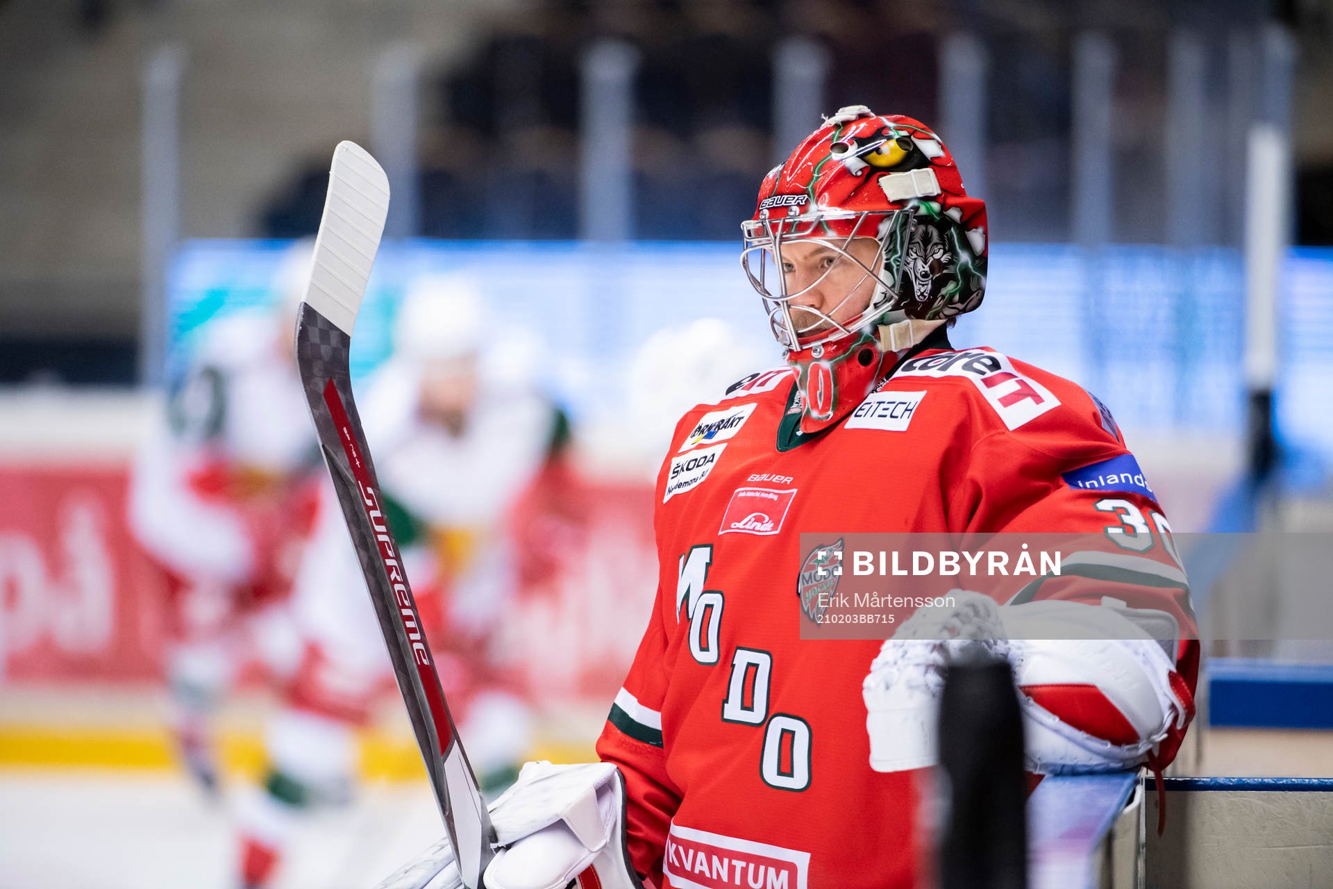 Modos målvakt Anthony Peters värmer upp