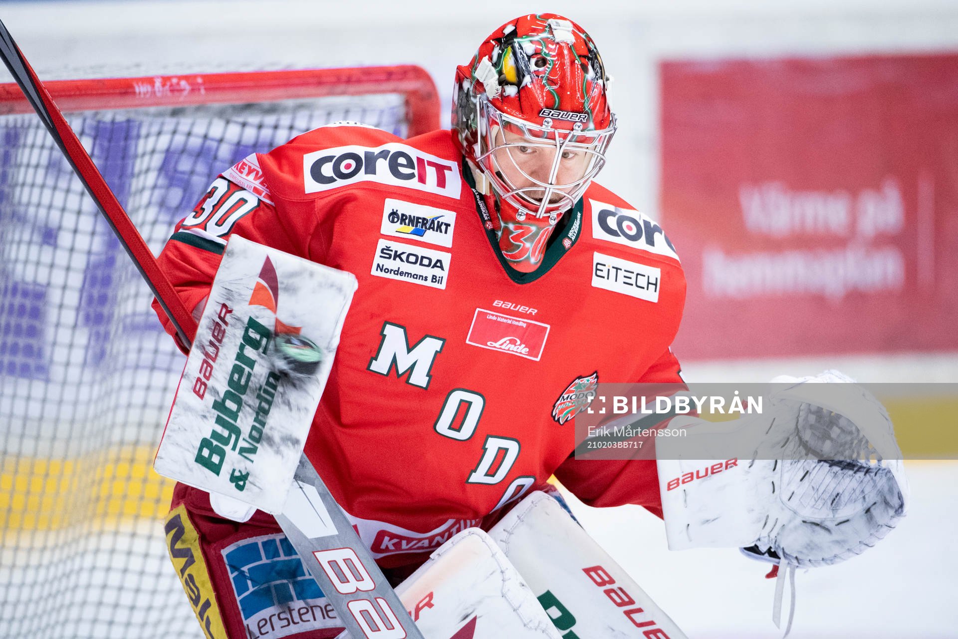 Modos målvakt Anthony Peters värmer upp