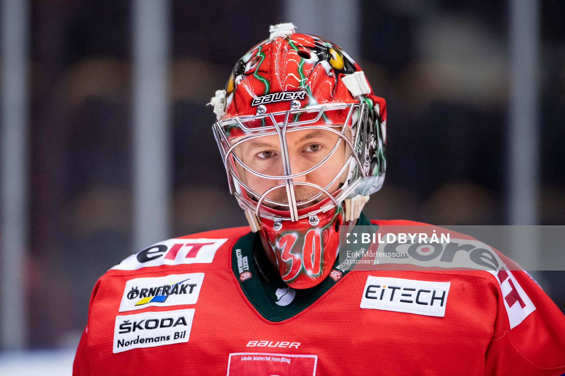 Modos målvakt Anthony Peters värmer upp