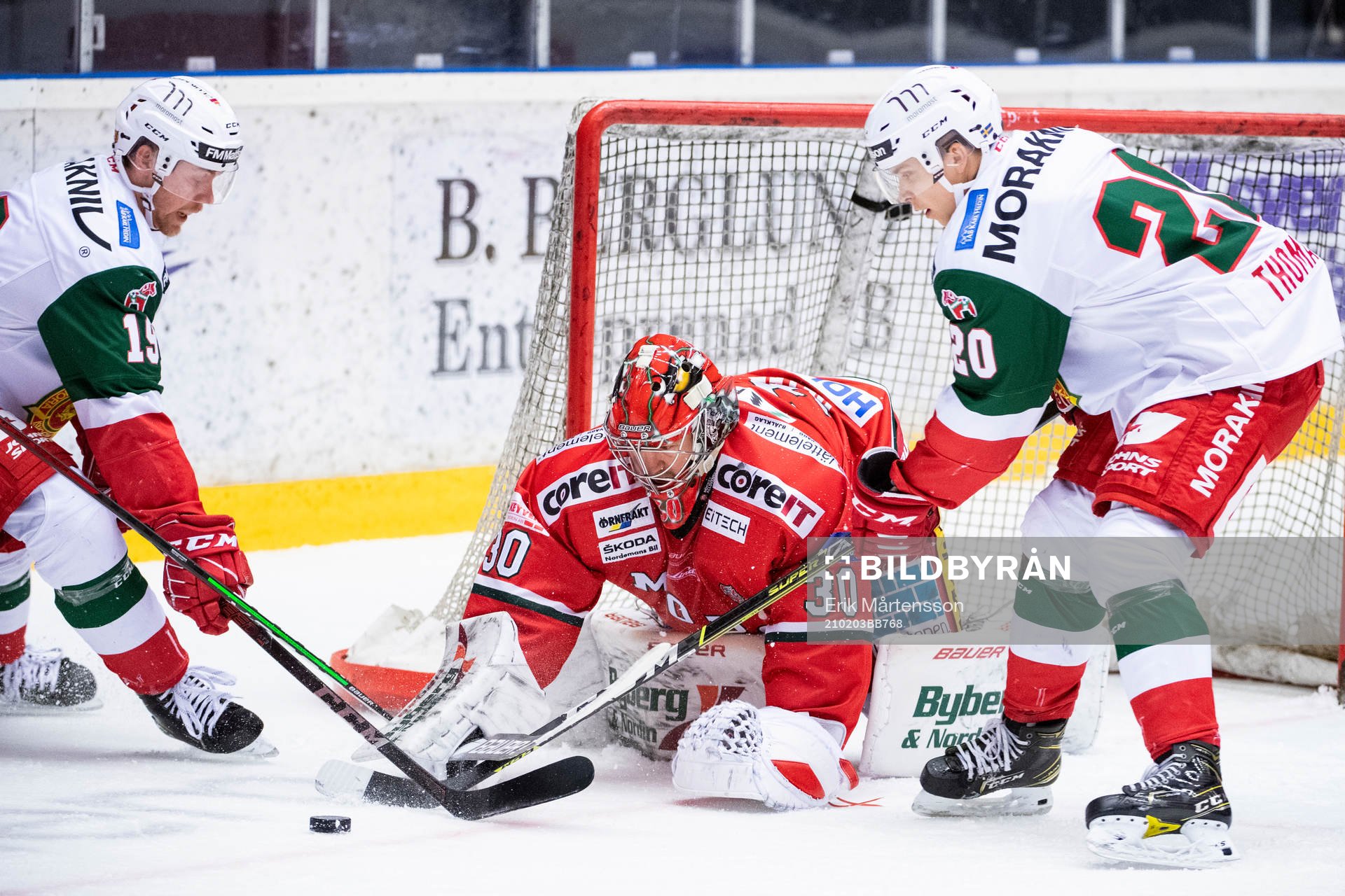Moras Filip Lennström, Modos målvakt Anthony Peters och