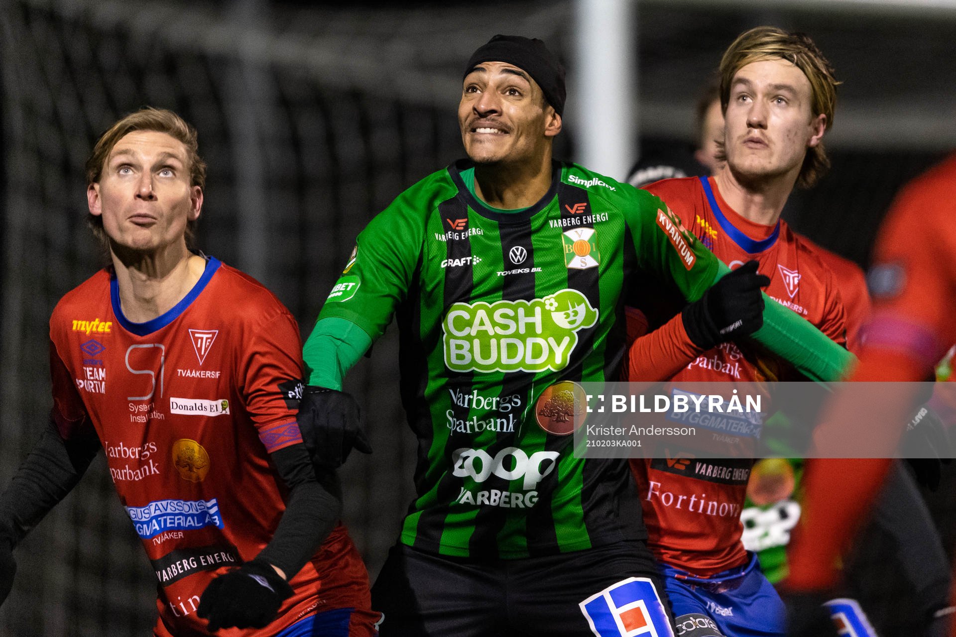 Tvååkers Erik Nilsson och Hugo Svensson i kamp med Varbergs Simon Karlsson Adjei under träningsmatchen i fotboll mellan Varberg och Tvååker den 3 februari 2021 i Varberg.