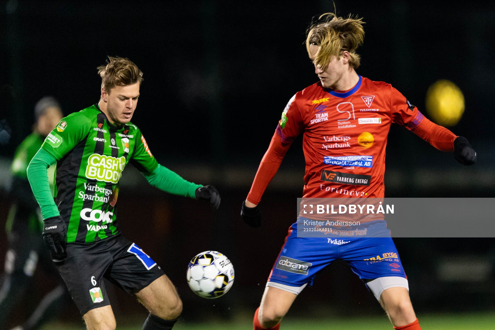 Varbergs Albin Winbo och Tvååkers Hugo Svensson under träningsmatchen i fotboll mellan Varberg och Tvååker den 3 februari 2021 i Varberg.