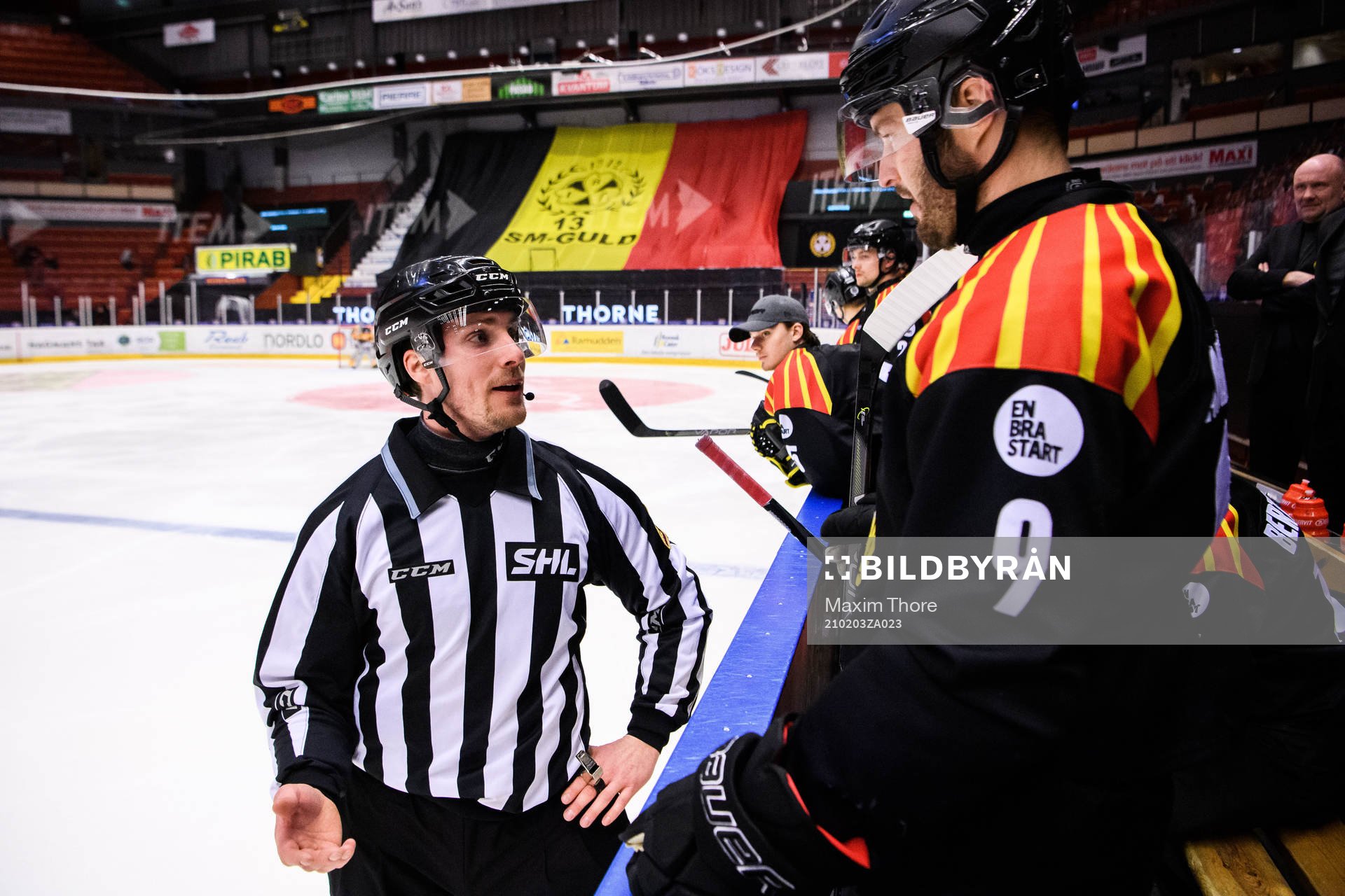 Linjedomare Gustav Jonsson och Brynäs Niclas Andersén i