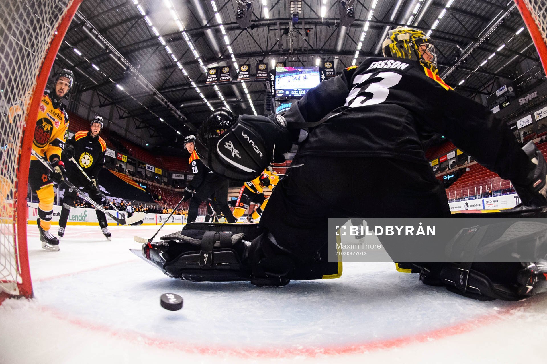 Luleås Filip Hållander gör 0-2 bakom Brynäs målvakt