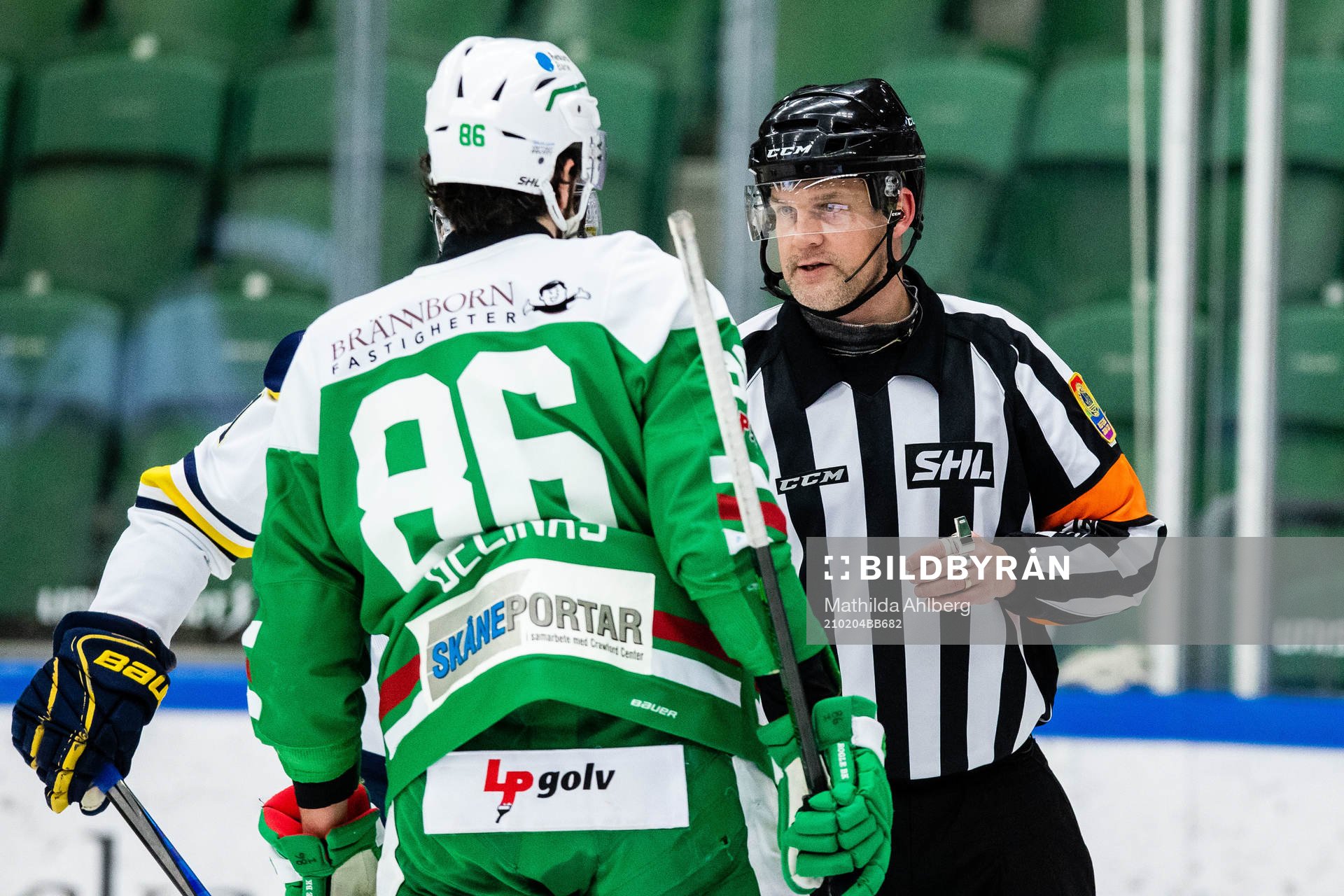 Rögles Eric Gelinas i diskussion med domaren Mikael Nord