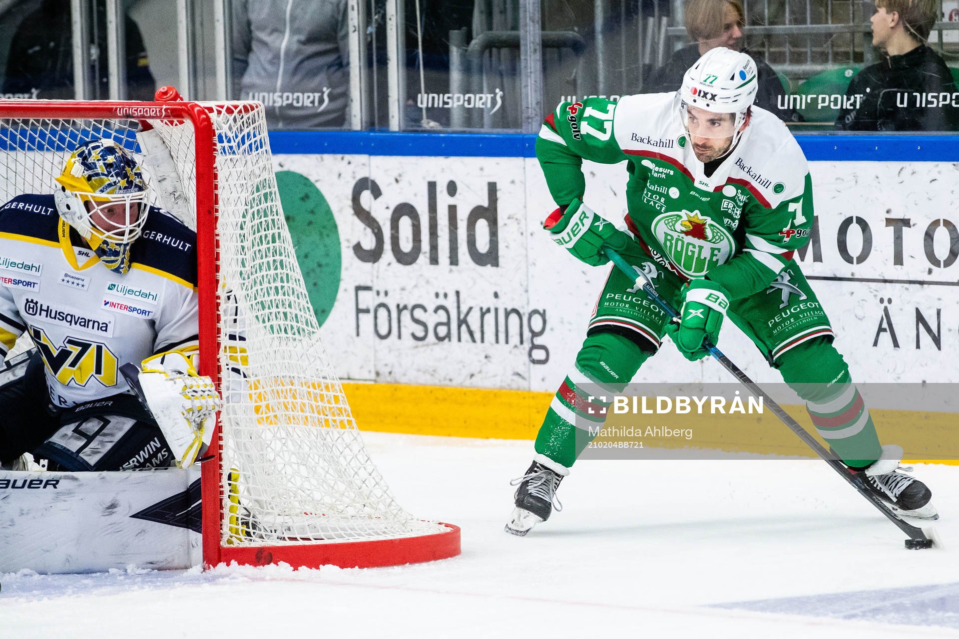 s målvakt Jonas Gunnarsson och Rögles Joey LaLeggia