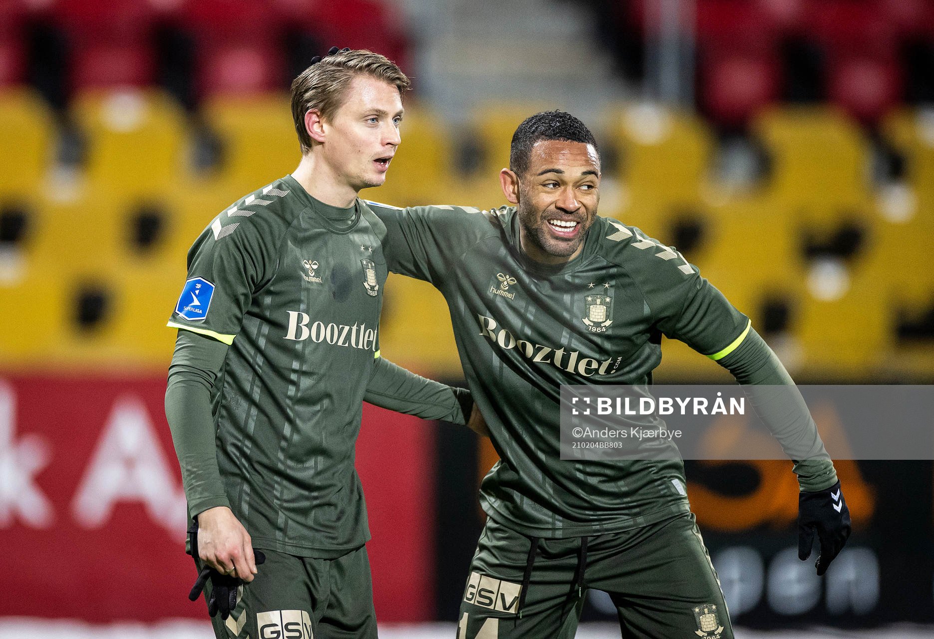  [DK=20210204: Simon Hedlund (27), Brøndby IF og Kevin Mensah (14), Brøndby IF, jubler efter målet til 0-1]