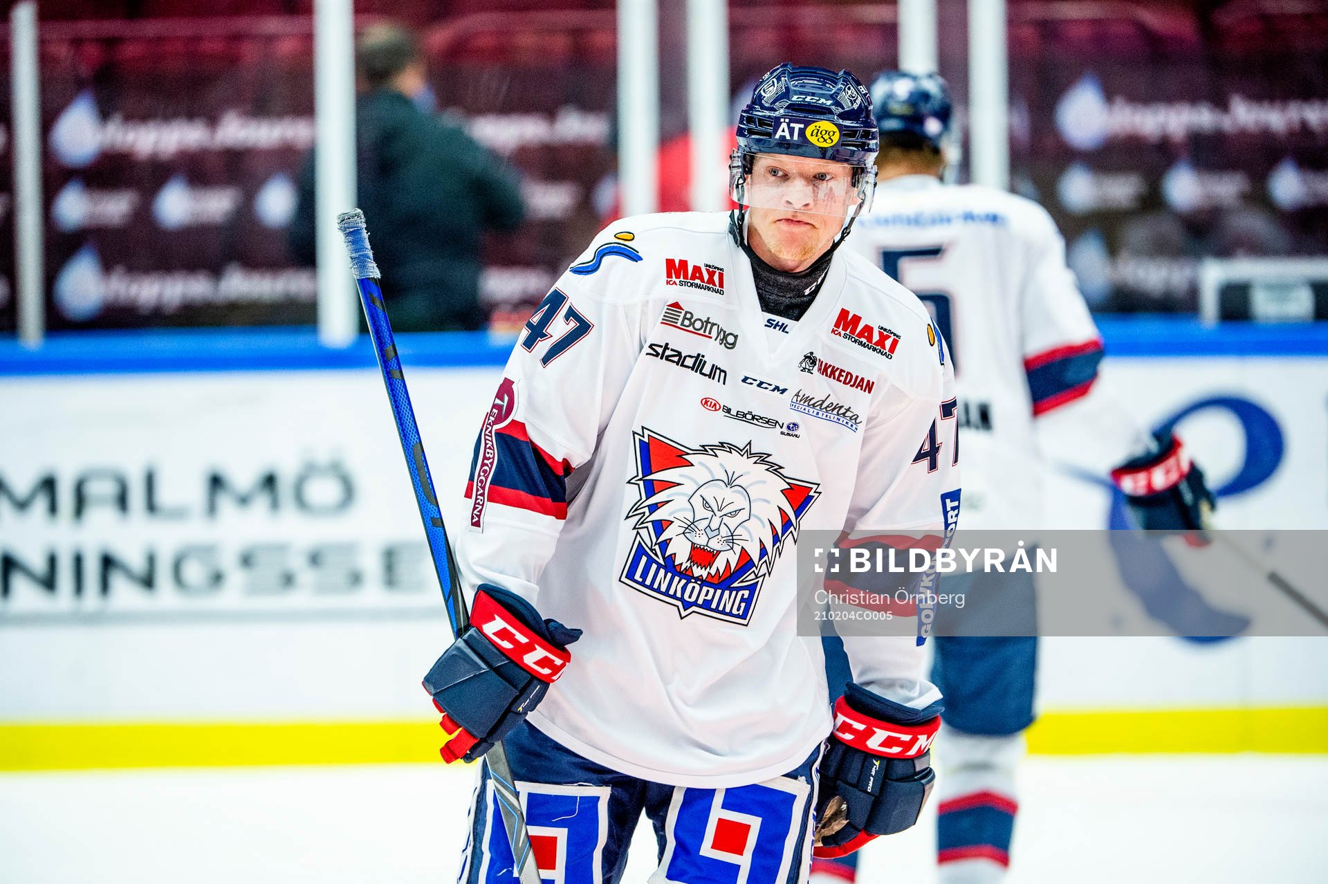 Linköpings Anton Karlsson värmer upp innan