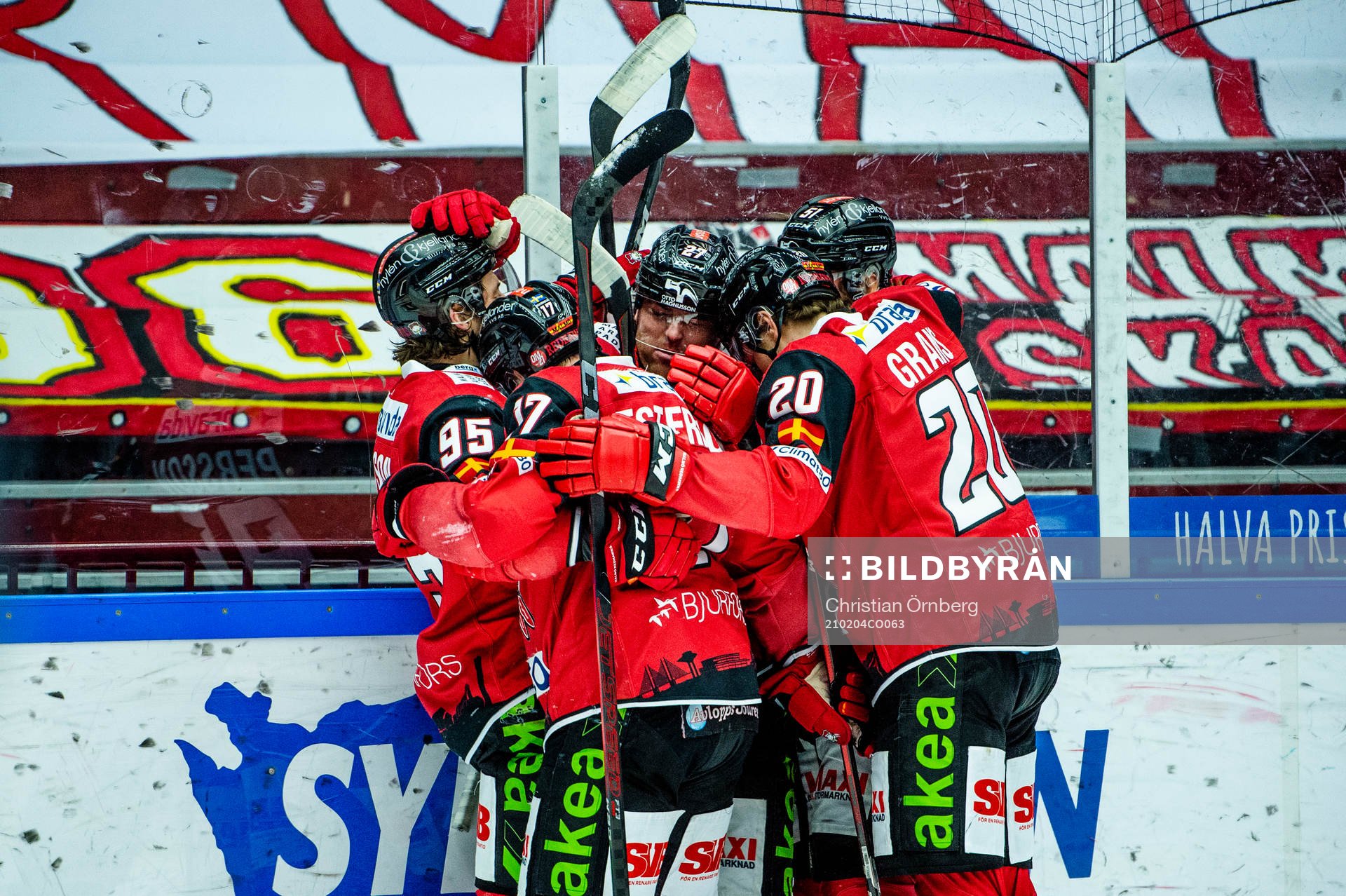 Malmö Redhawks Ponthus Westerholm jublar med lagkamraterna