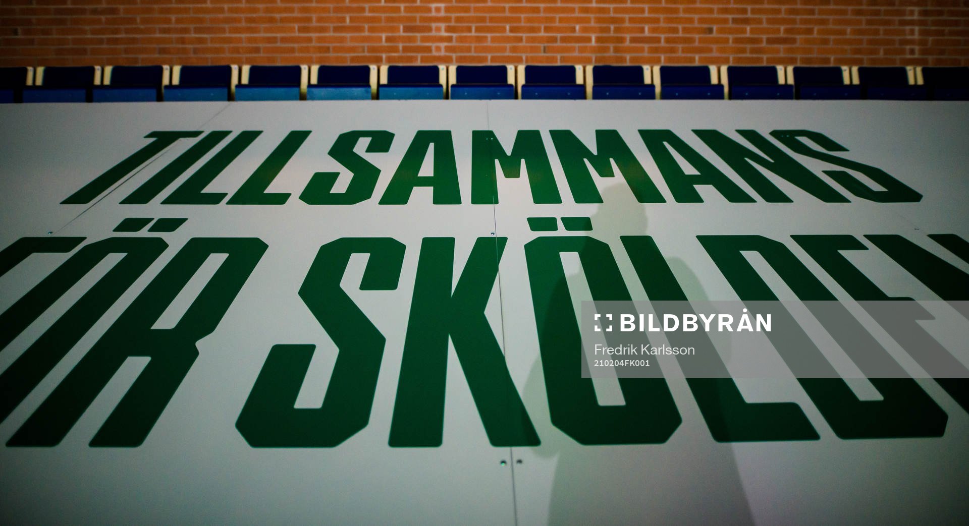 Skylt på läktarplats med texten, Tillsammans för skölden