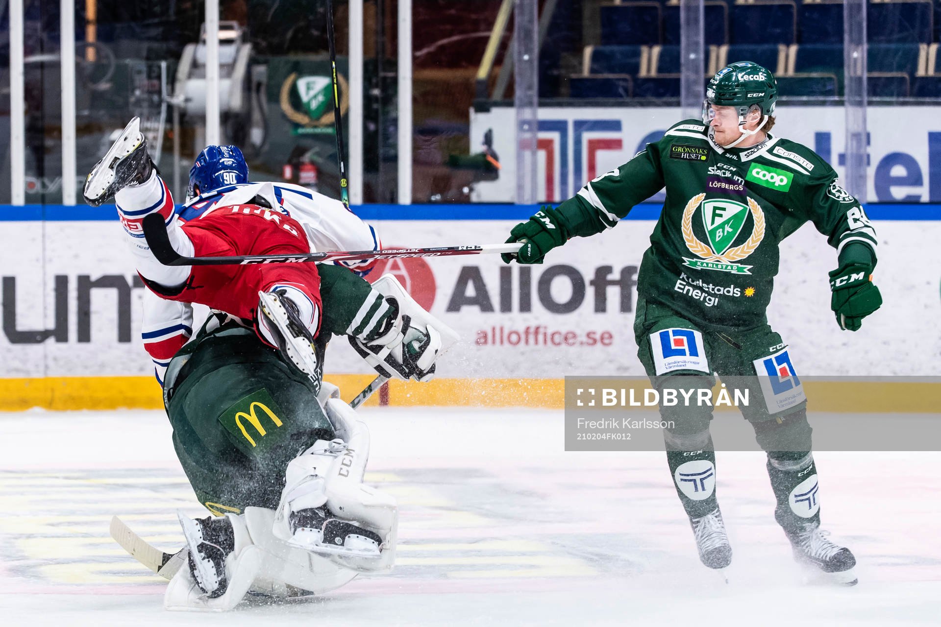 Färjestads målvakt Henrik Haukeland och Linus Arnesson