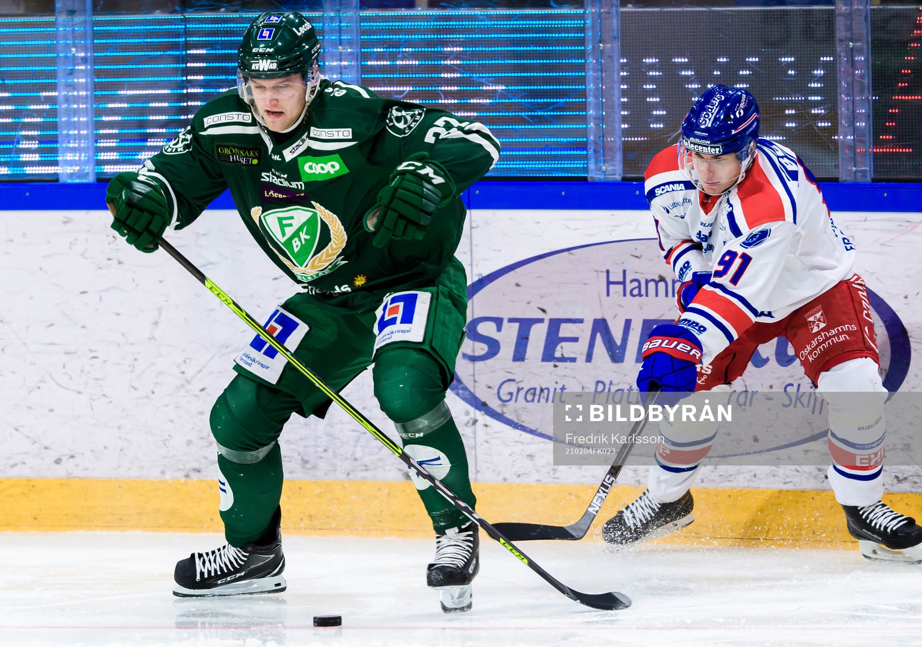 Färjestads Adam Ginning och Oskarshamns Rickard Palmberg
