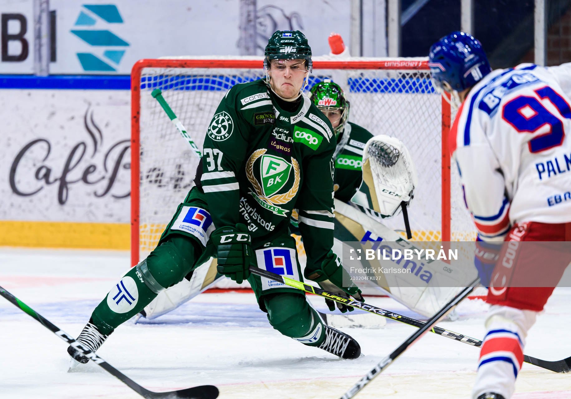 Färjestads Adam Ginning täcker skott