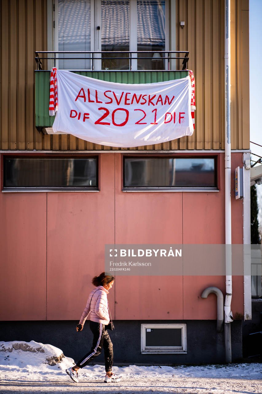 Flagga med Degerfors IF i allsvenskan 2021 hänger på en balkong den 4 februari 2021 i Degerfors. 