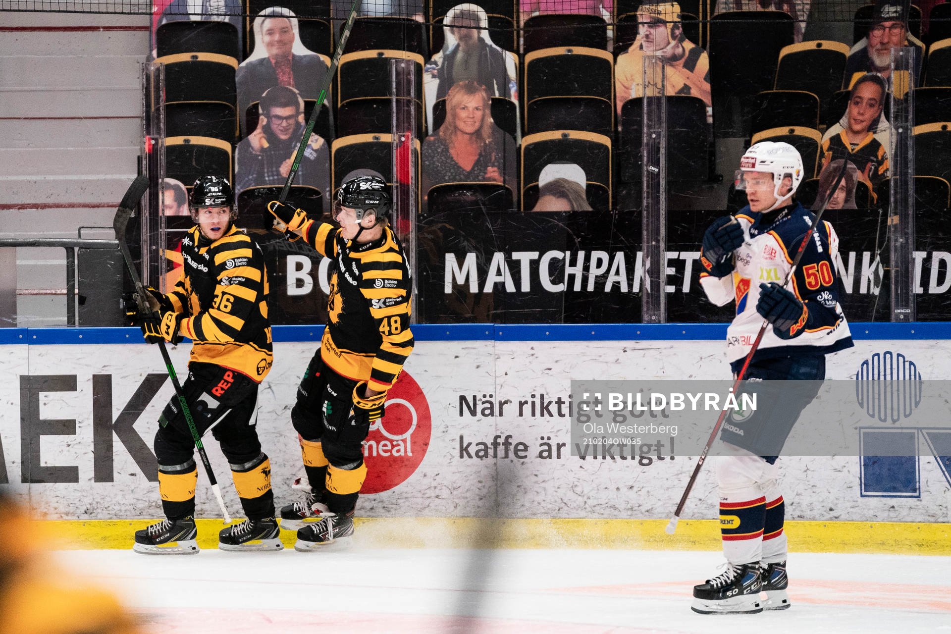 Skellefteås Rickard Hugg och Jonatan Berggren jublar