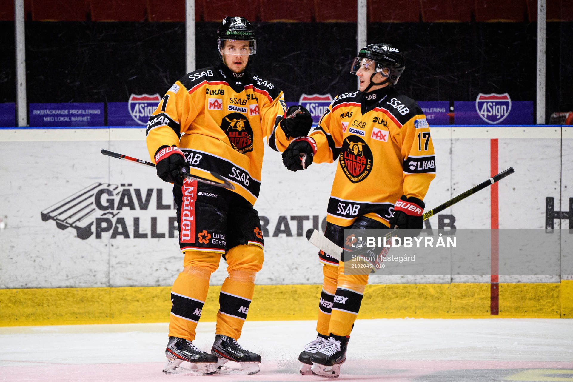 Luleås Filip Hållander och Isac Brännström jublar
