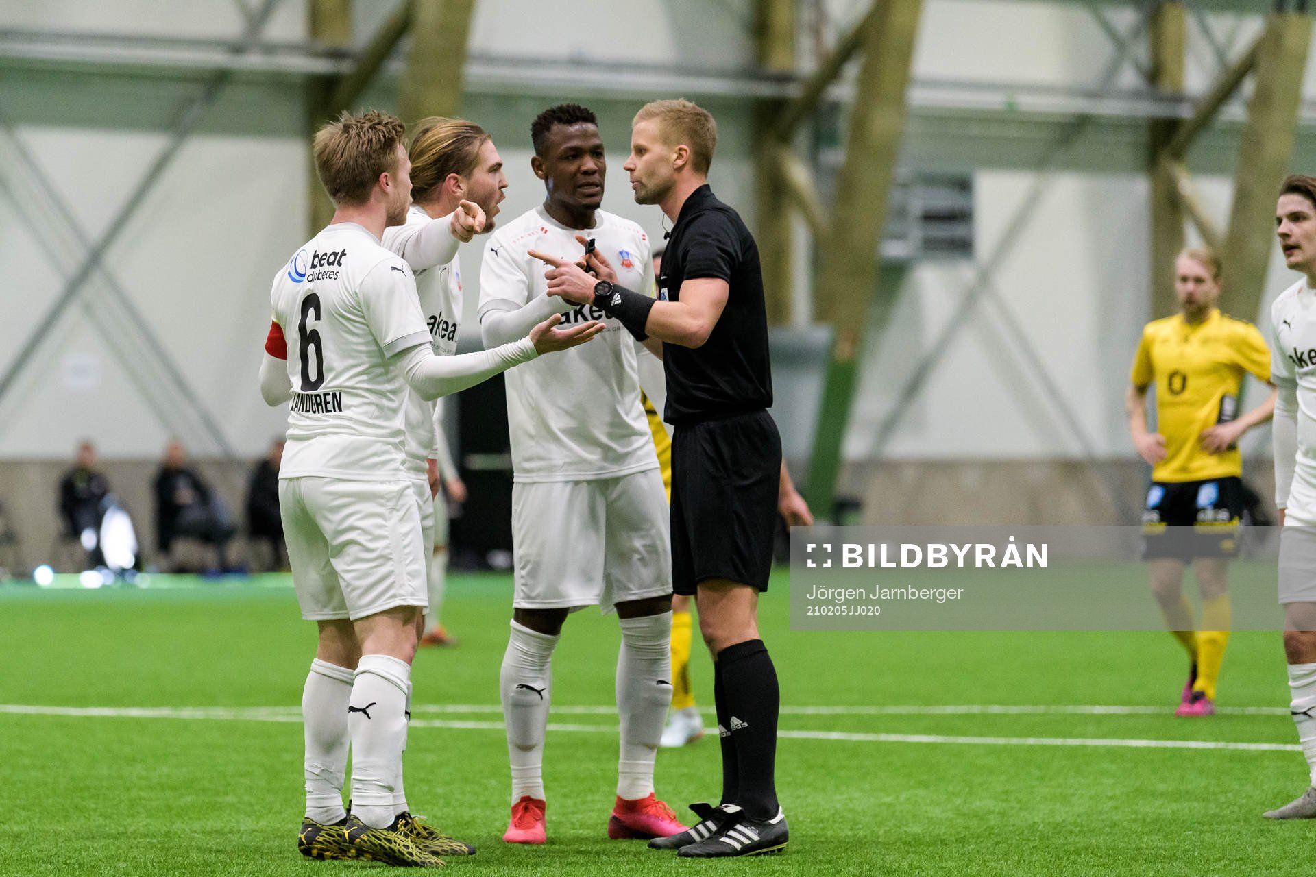 Domare Glenn Nyberg diskuterar med Helsingborgs Andreas