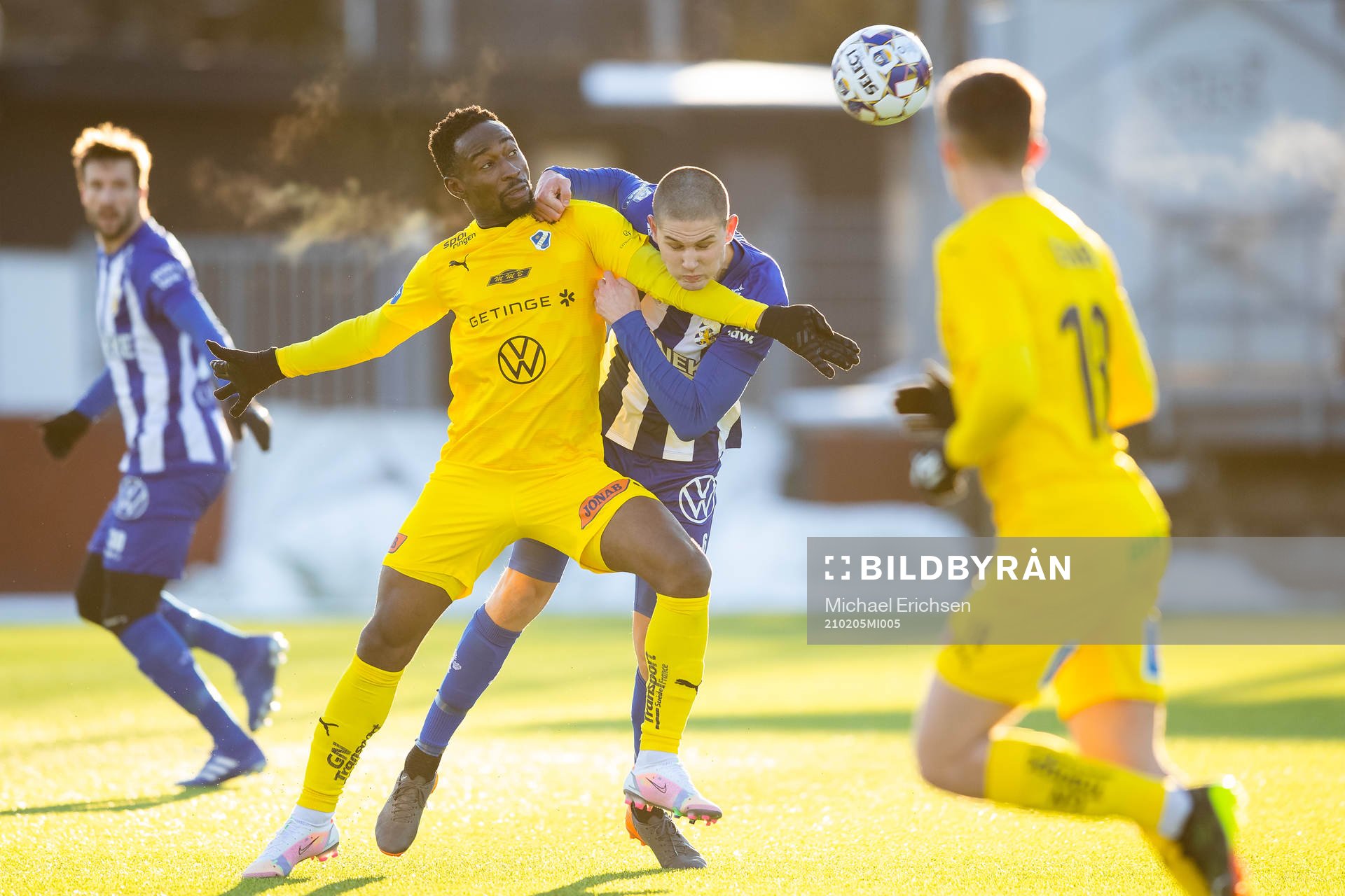 Halmstads Sadat Karim och IFK Göteborgs Rasmus Wikström