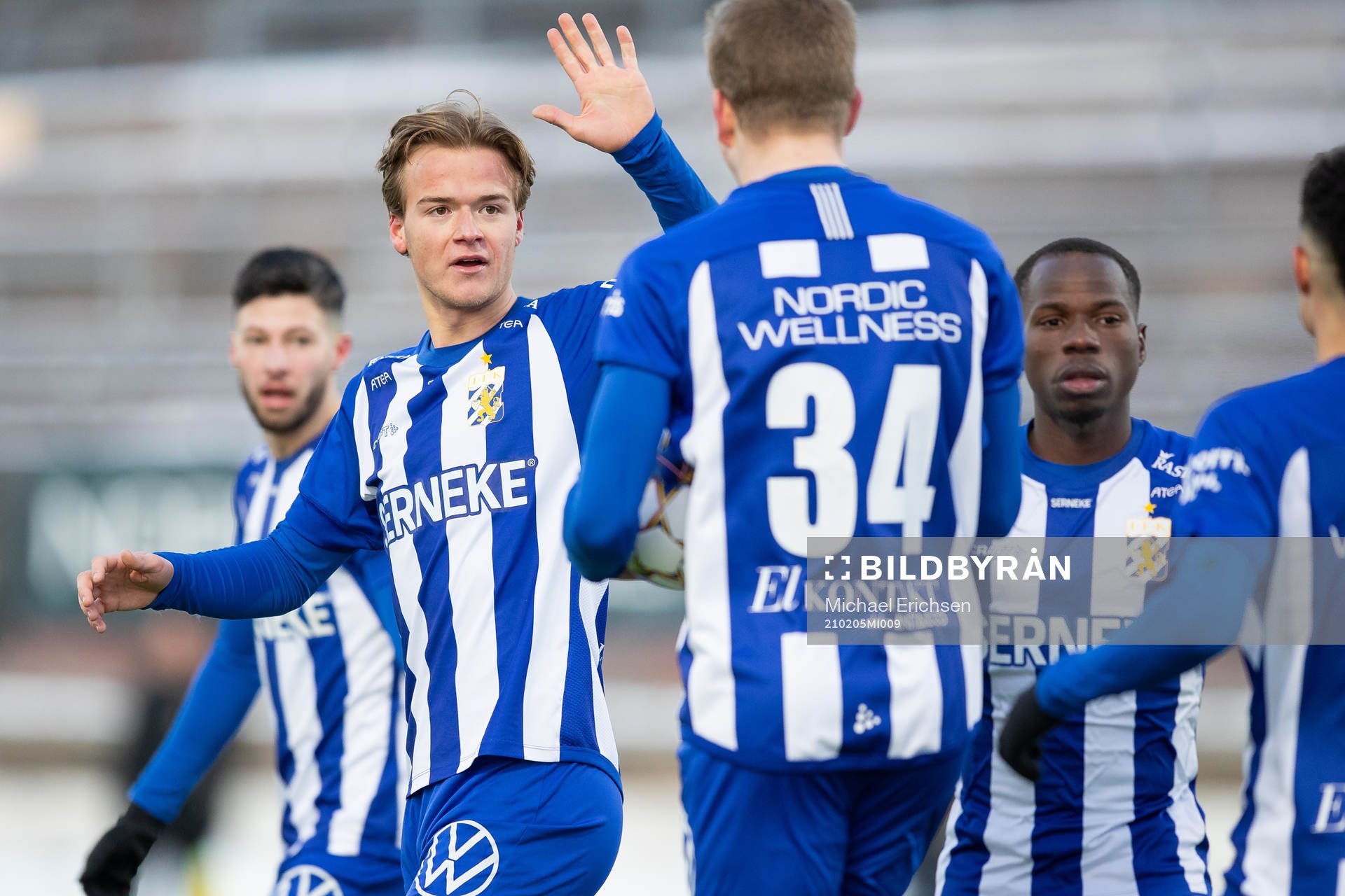 IFK Göteborgs August Erlingmark gör high five med Alfons Nygaard efter hans 1-1 mål under fotbollsmatchen i träningsmatchen mellan IFK Göteborg och Halmstad den 5 februari 2021 i Göteborg.