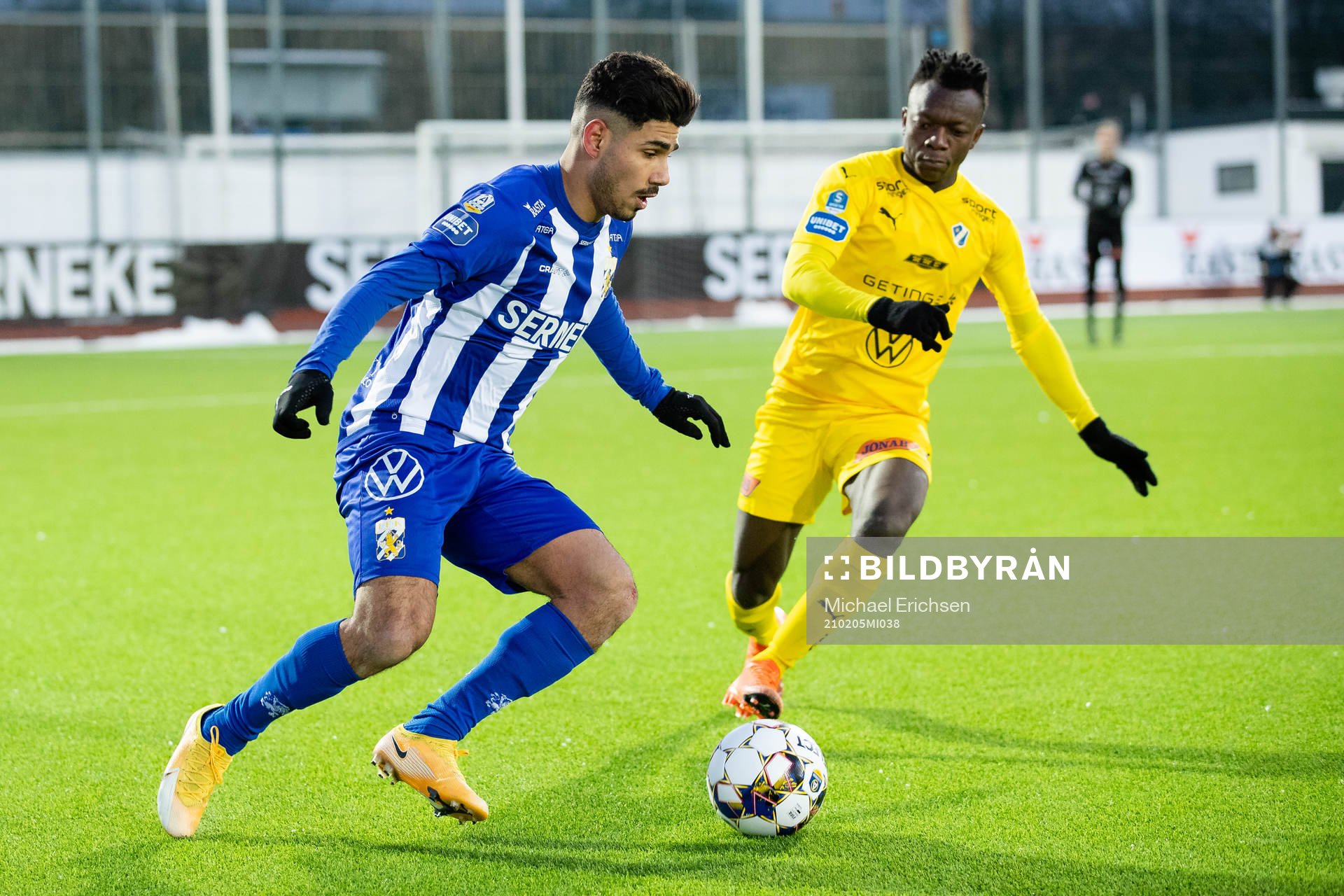 IFK Göteborgs Hosam Aiesh och Halmstads Thomas Boakye