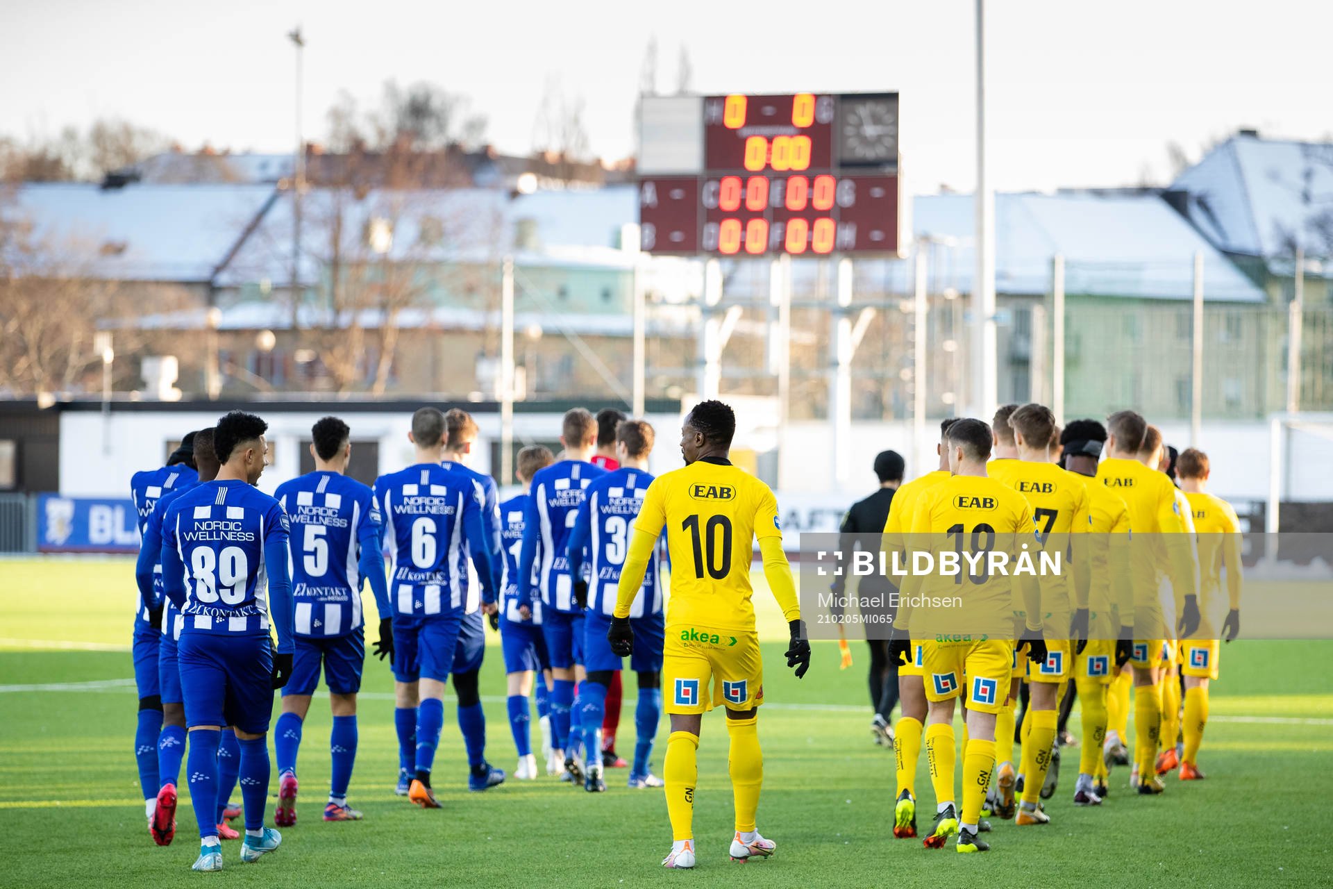 Lagen på väg in på planen innan fotbollsmatchen i träningsmatchen mellan IFK Göteborg och Halmstad den 5 februari 2021 i Göteborg.
