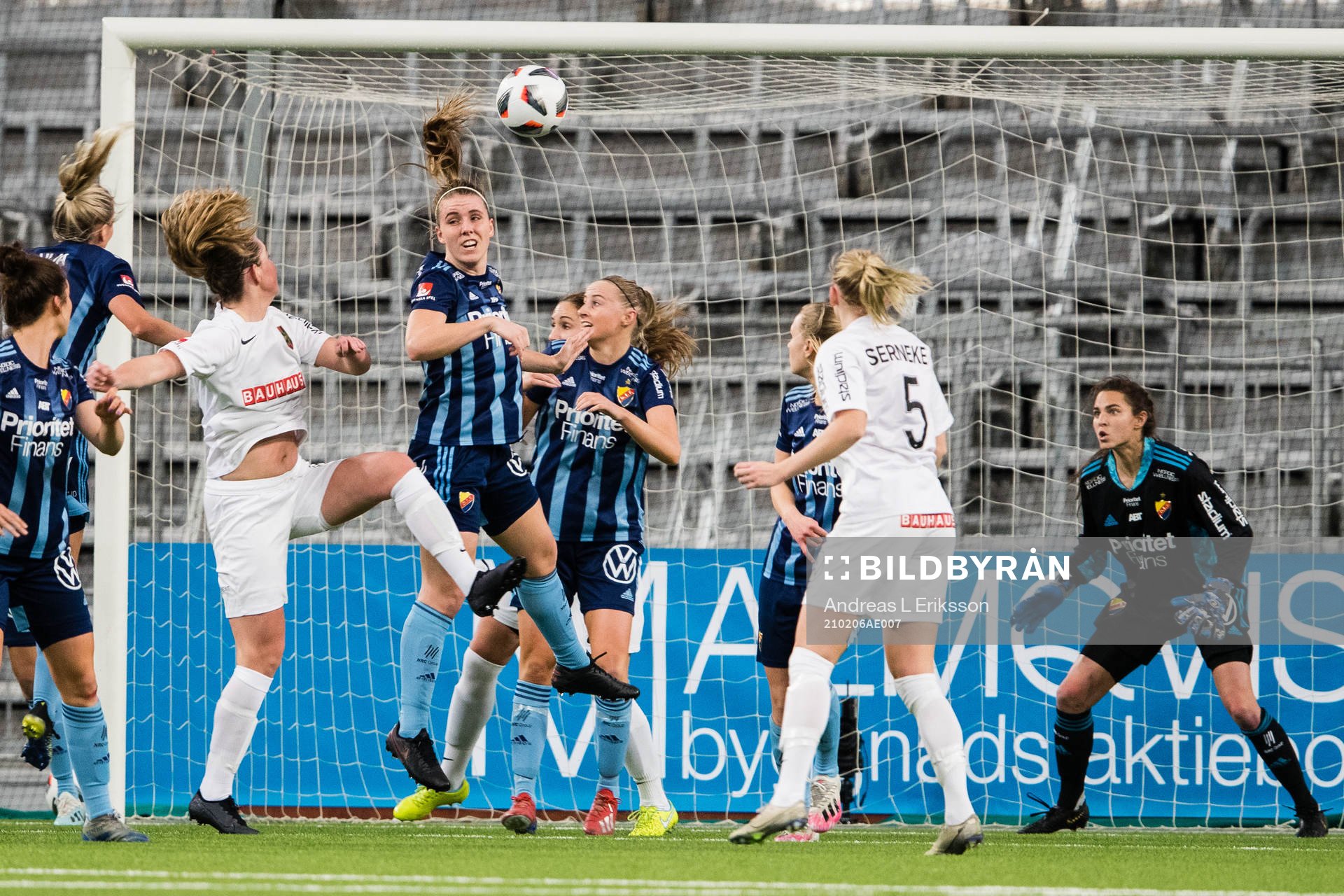 Brommapojkarnas Lovisa Norrby gör 2-1 på hörna