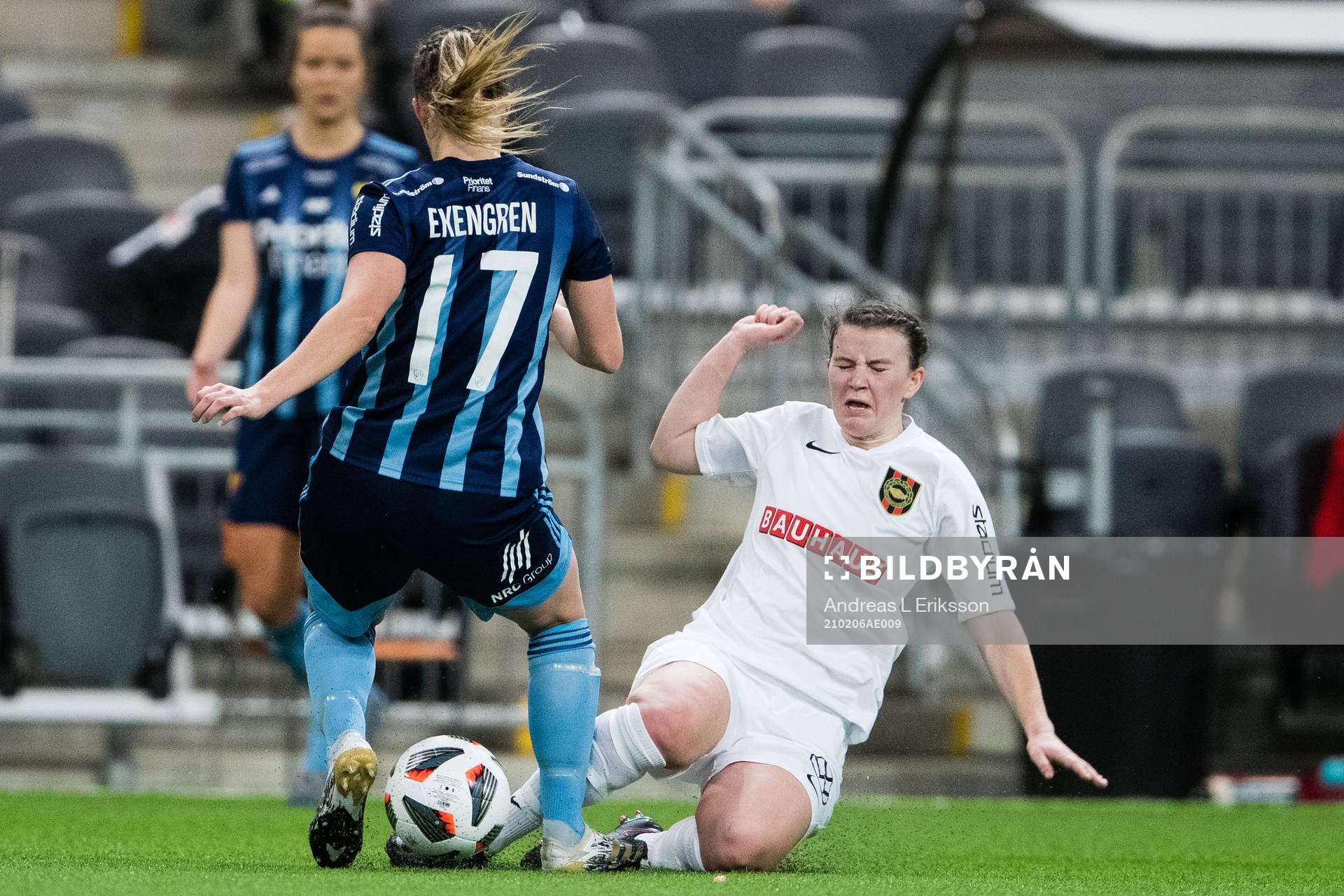Djurgårdens Hanna Ekengren och Brommapojkarnas Frida