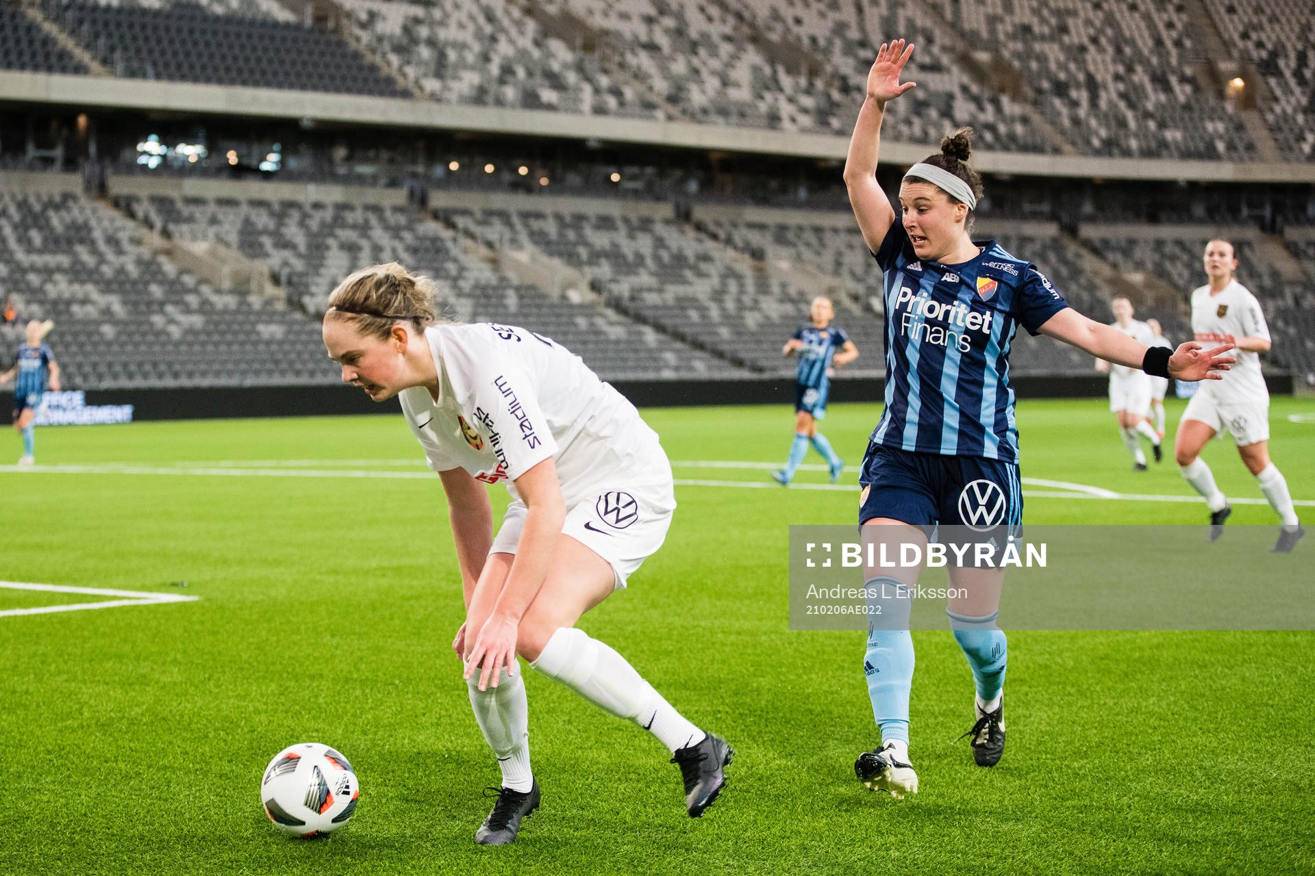 Brommapojkarnas Elin Bergkvist och Djurgårdens Hayley Dowd under träningsmatchen i fotboll mellan Brommapojkarna och Djurgården den 6 februari 2021 i Stockholm.