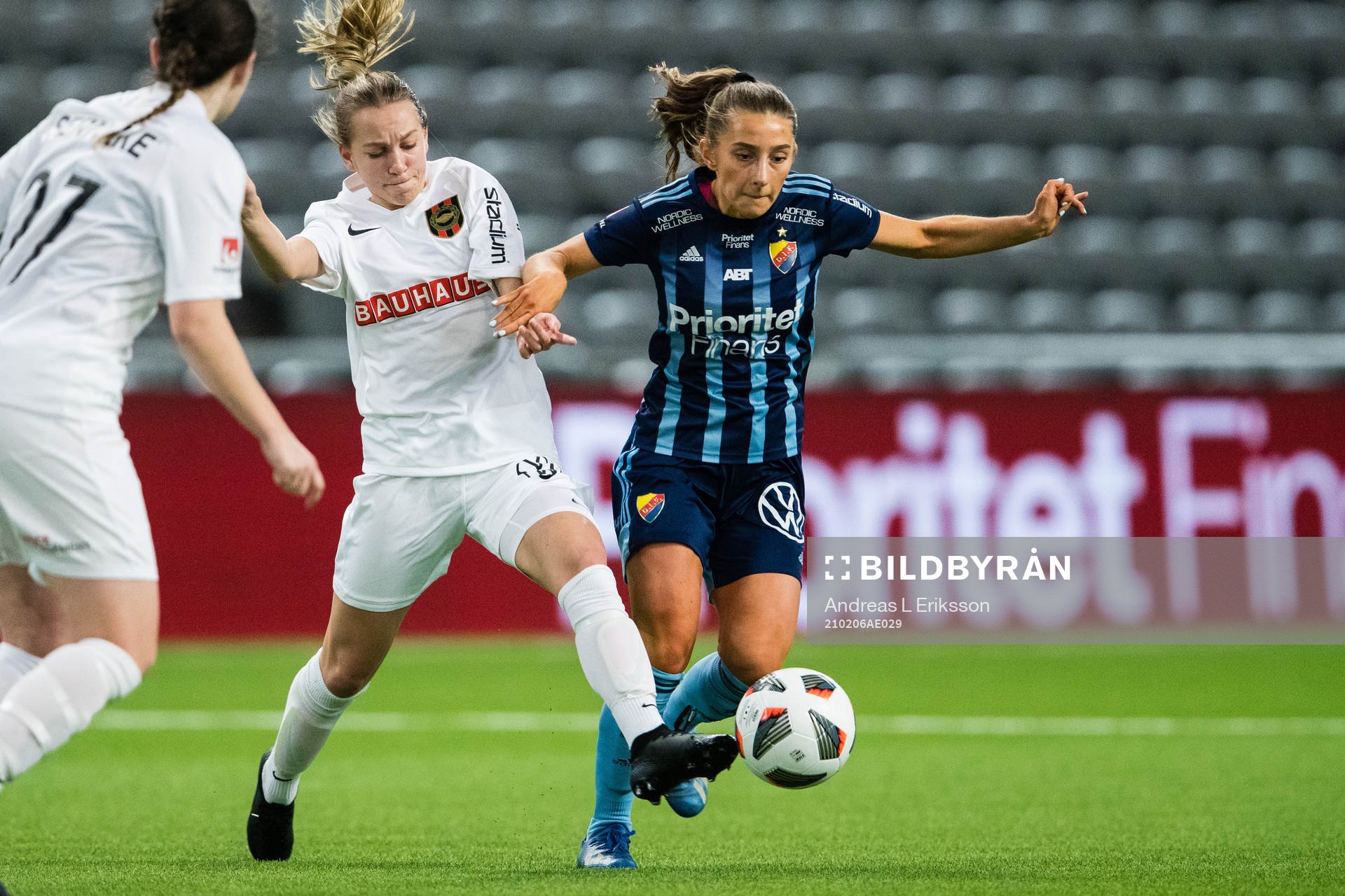 Brommapojkarnas Sara Eriksson och Djurgårdens Tilde Lindwall under träningsmatchen i fotboll mellan Brommapojkarna och Djurgården den 6 februari 2021 i Stockholm.