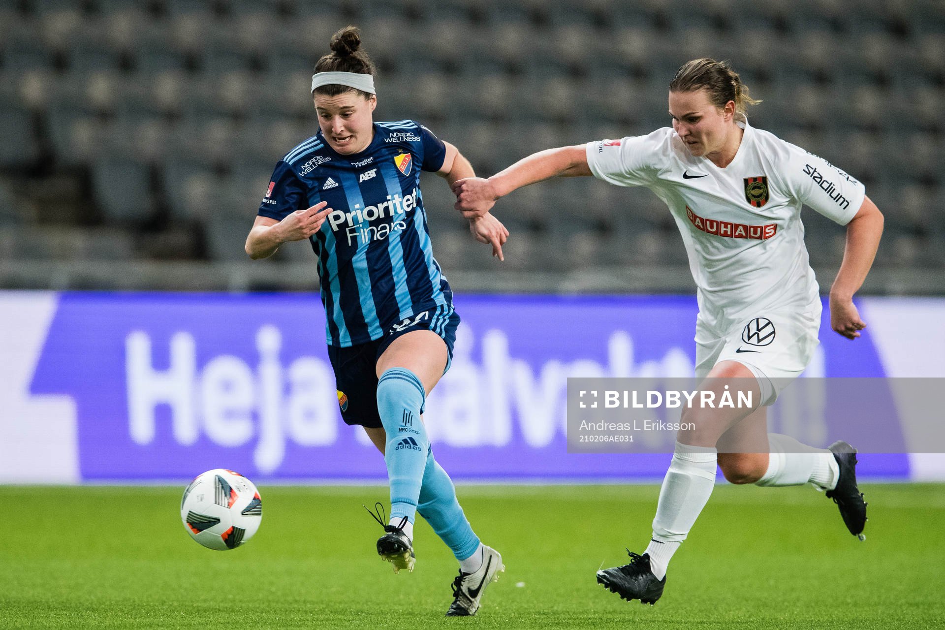 Djurgårdens Hayley Dowd och Brommapojkarnas Frida Boriero under träningsmatchen i fotboll mellan Brommapojkarna och Djurgården den 6 februari 2021 i Stockholm.