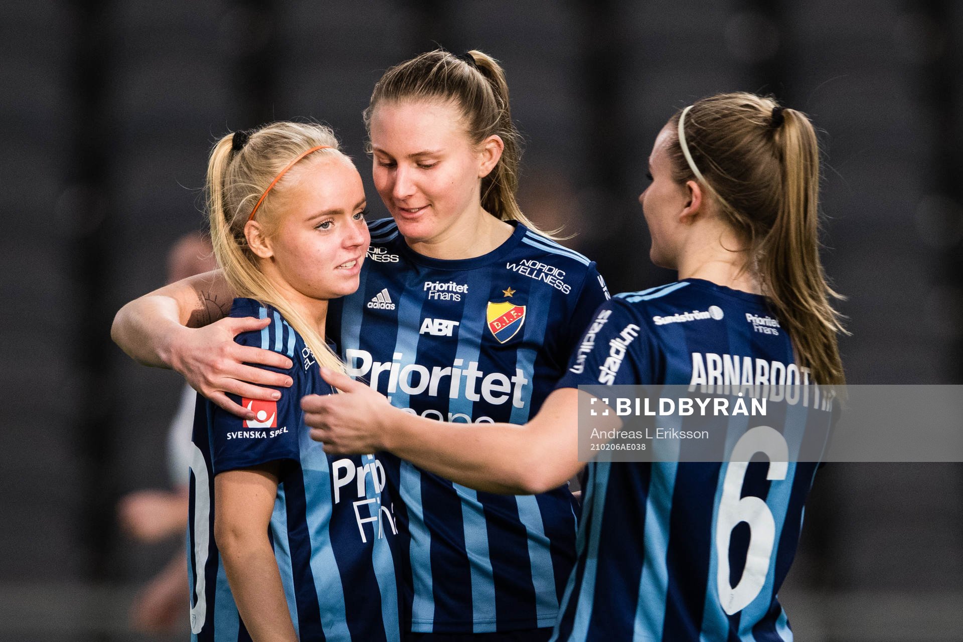Djurgårdens Tilda Sjöqvist tröstas av Rachel Bloznalis