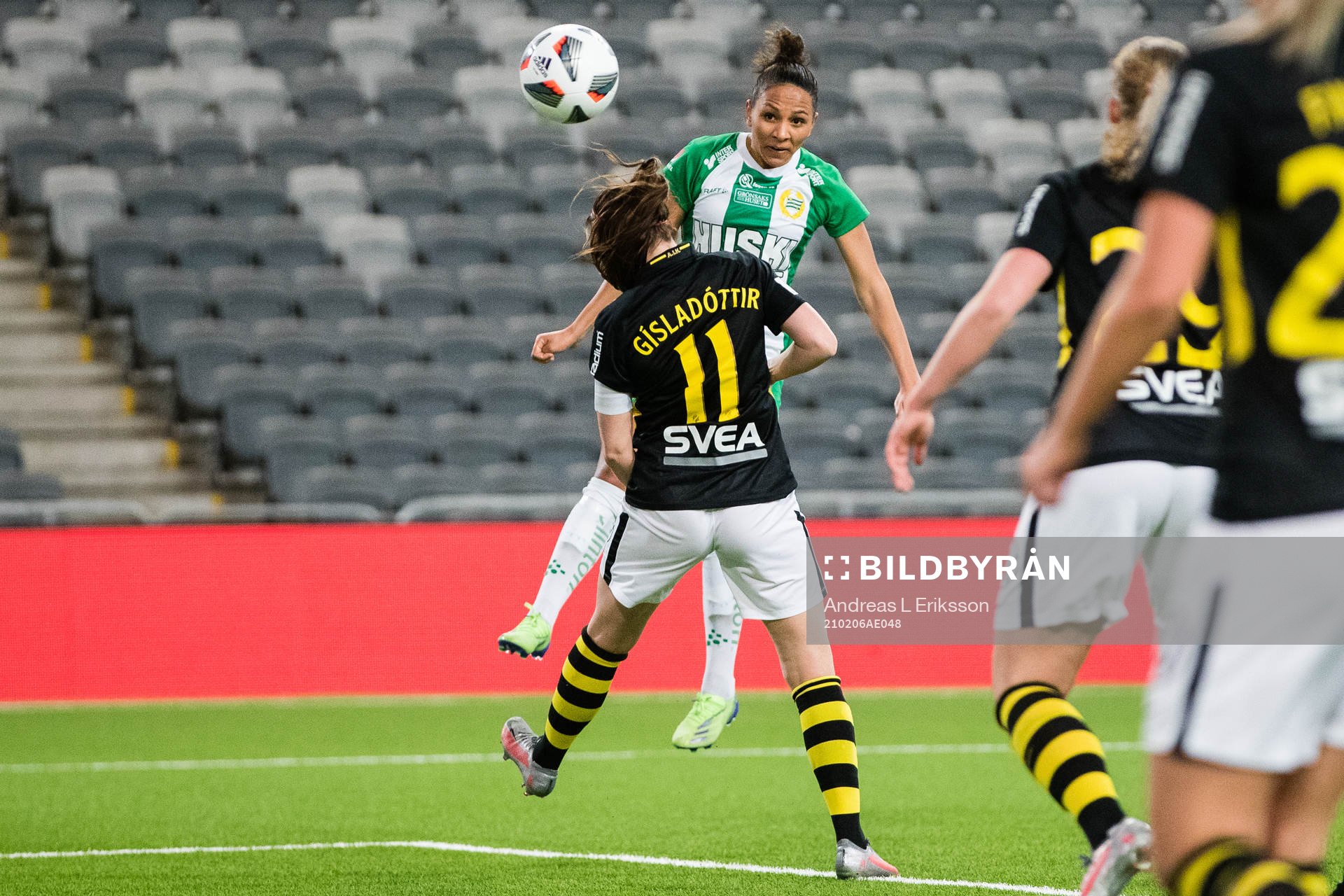 Hammarbys Madelen Janogy nickar in 1-0 för Hammarby