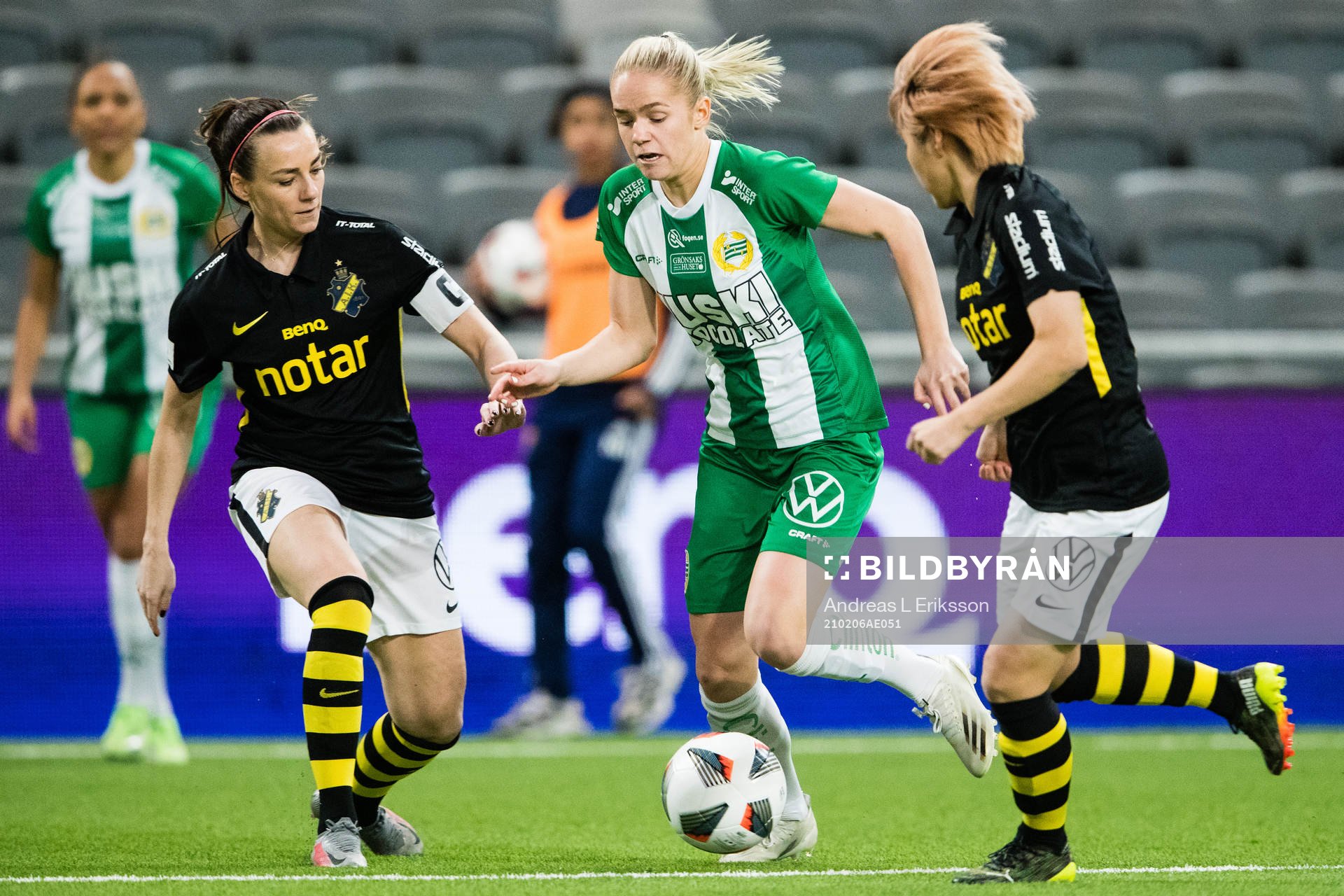 s Hallbera Gisladottir och Honoka Hayashi försvarar sig