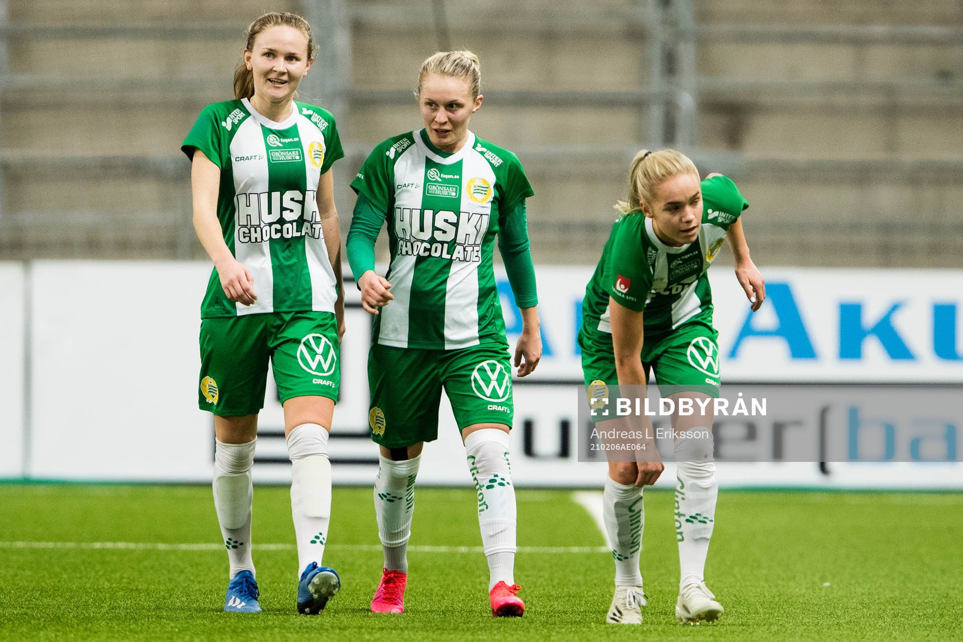Hammarbys Matilda Vinberg, Emilia Larsson och Hanna Lundkvist jublar efter att Larsson gjort 2-0 för Hammarby under träningsmatchen i fotboll mellan Hammarby och AIK den 6 februari 2021 i Stockholm.