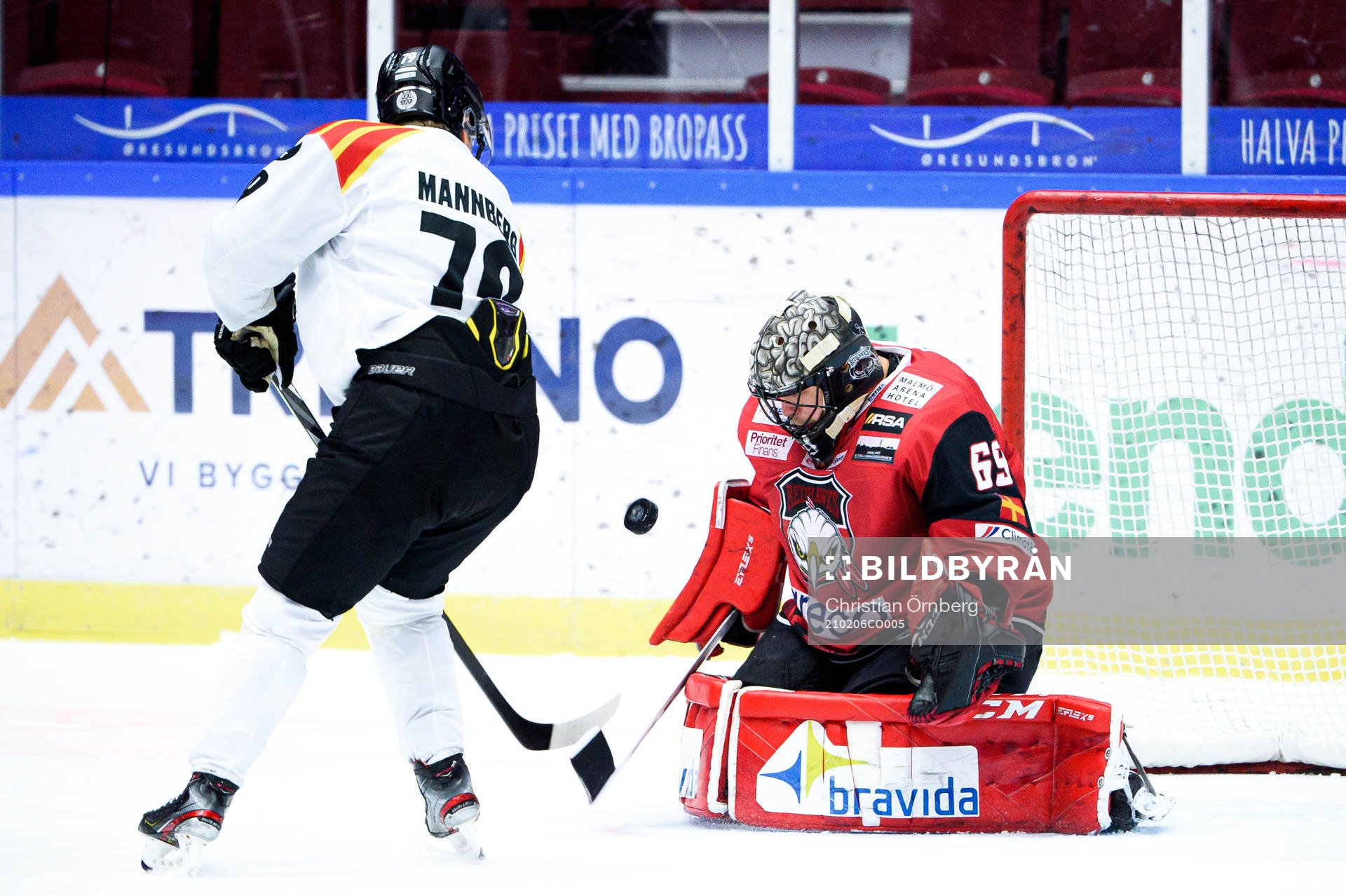 Brynäs Daniel Mannberg och Malmö Redhawks målvakt Oscar