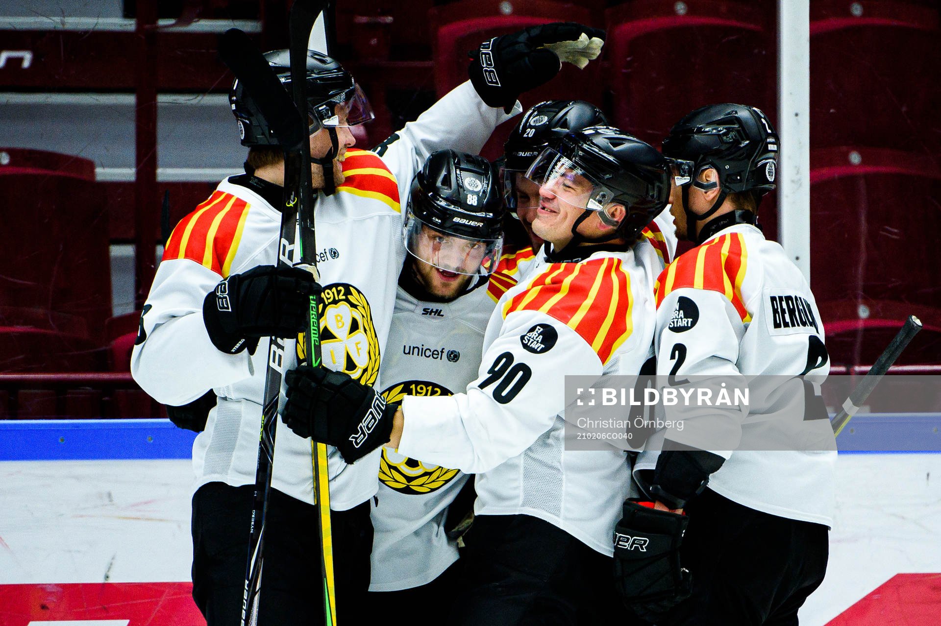 Brynäs Jadeon Descheneau jublar med Shane Harper