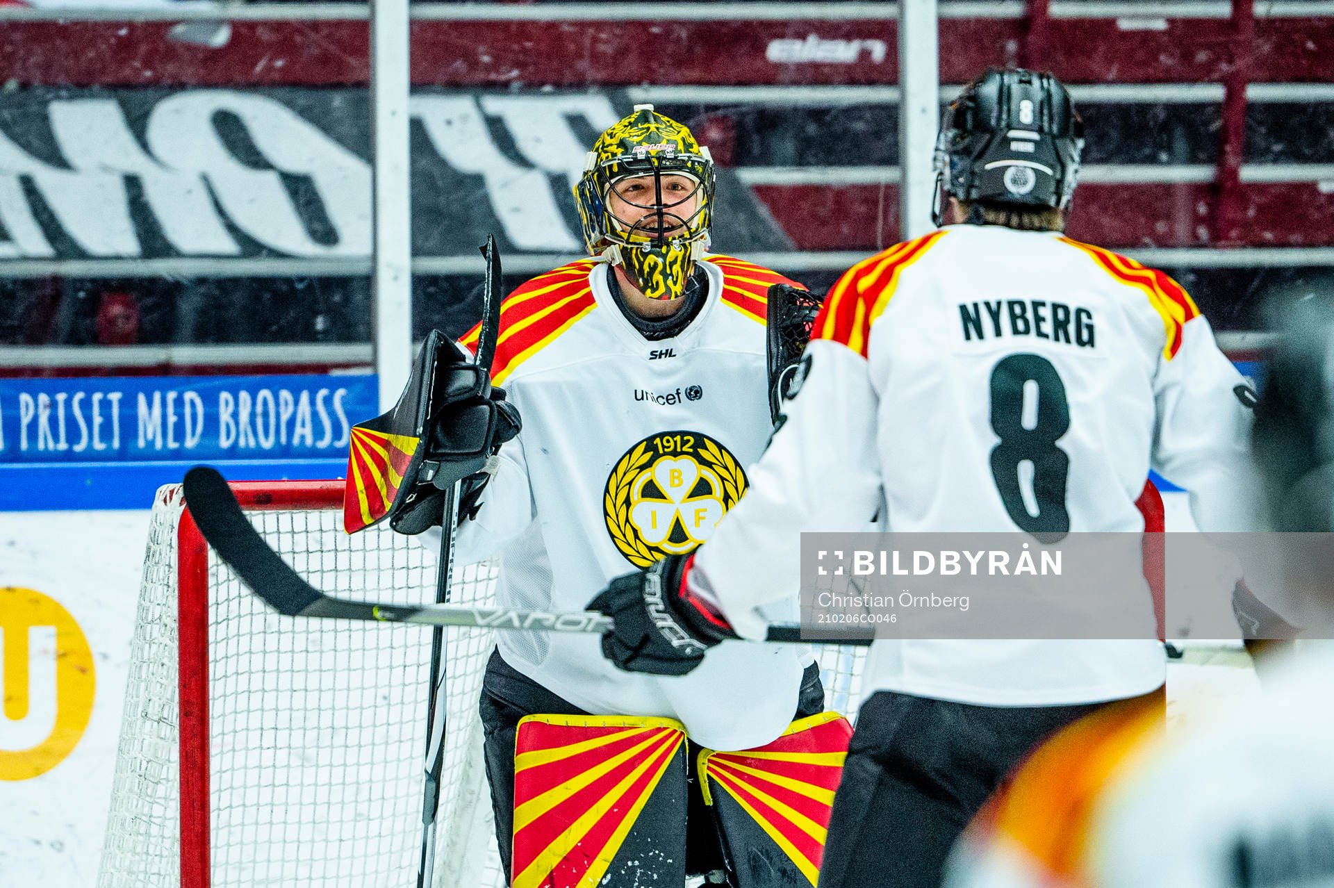 Brynäs målvakt Samuel Ersson och John Nyberg jublar
