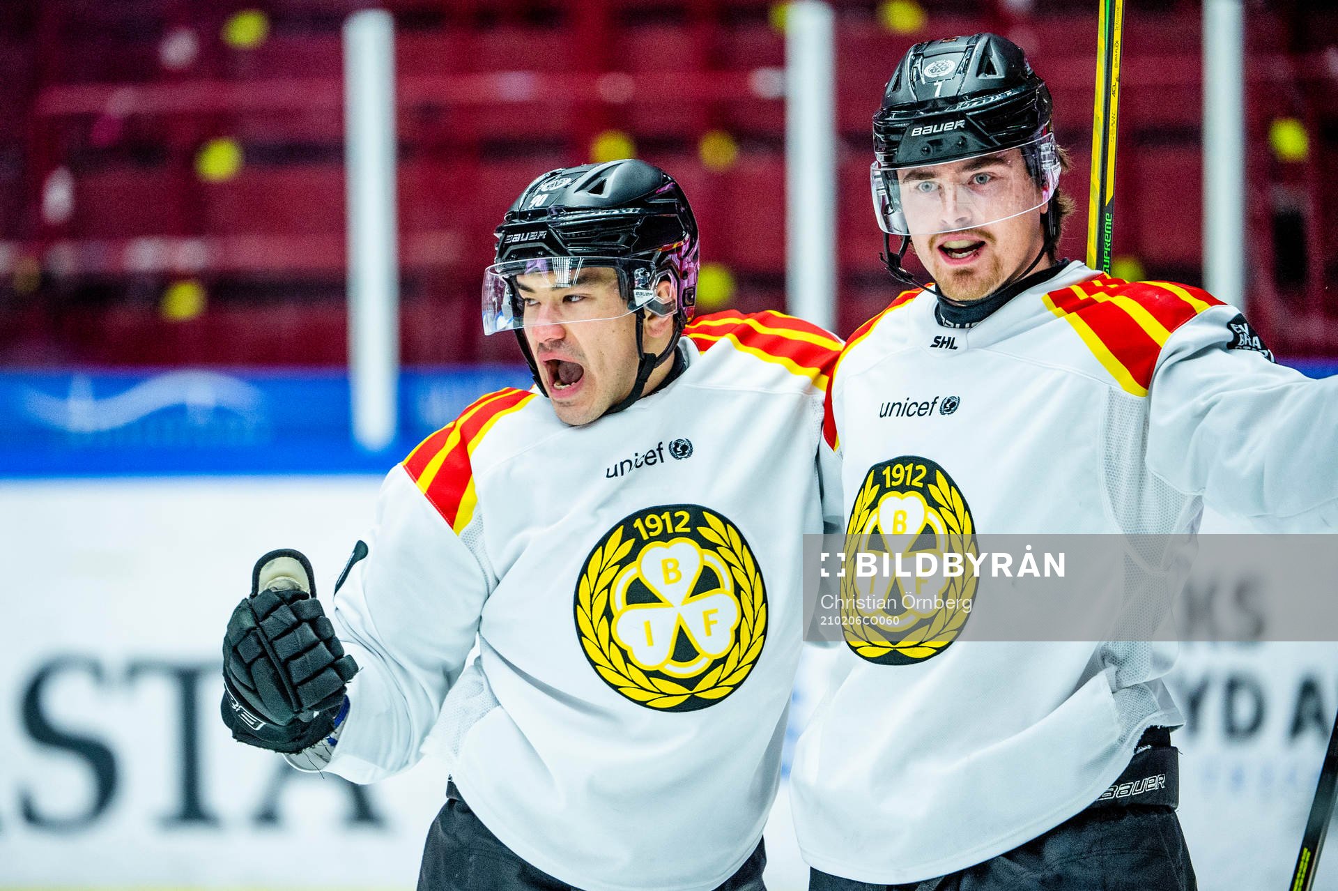 Brynäs Shane Harper och Marcus Björk jublar