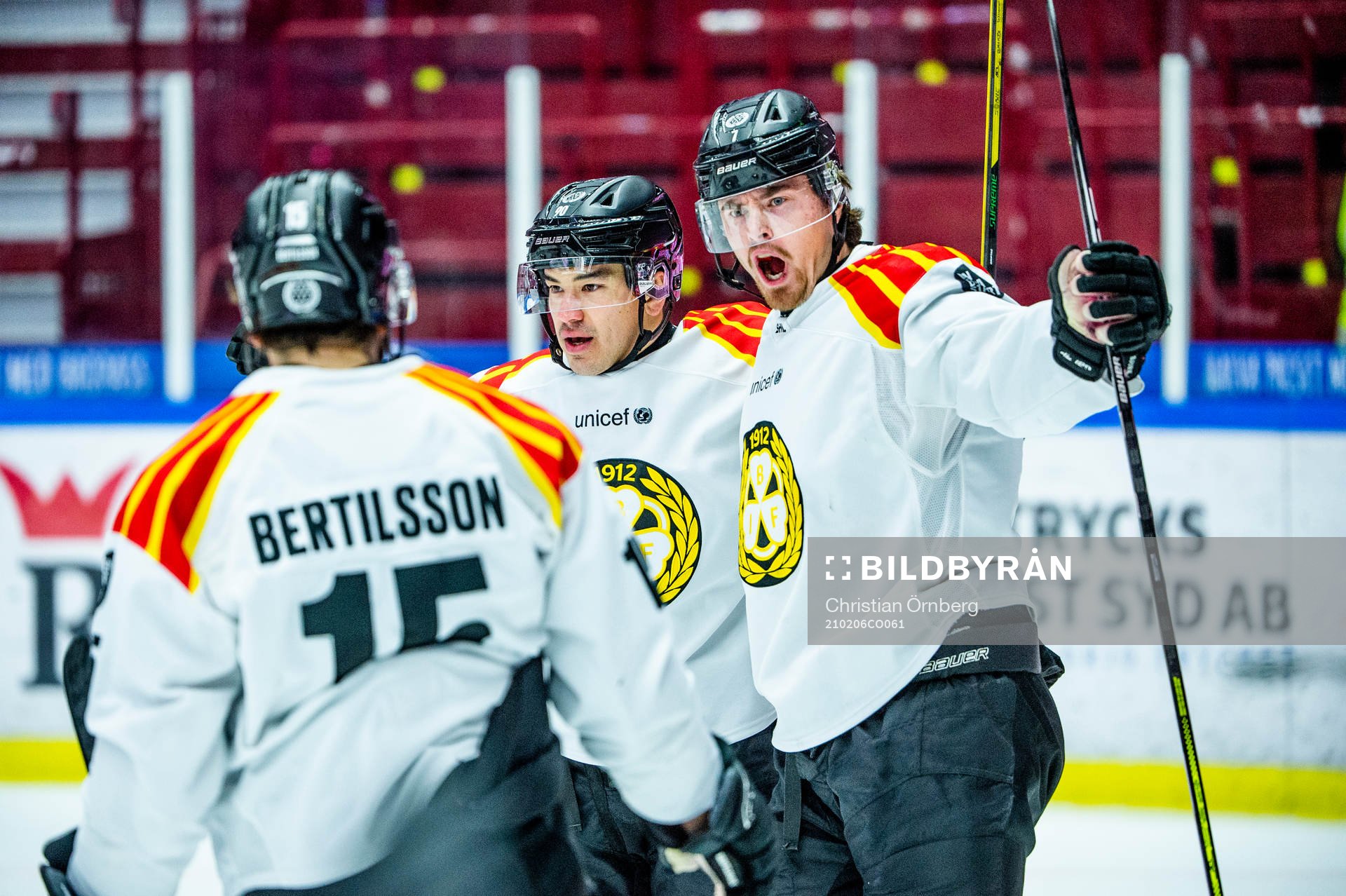 Brynäs Shane Harper och Marcus Björk jublar