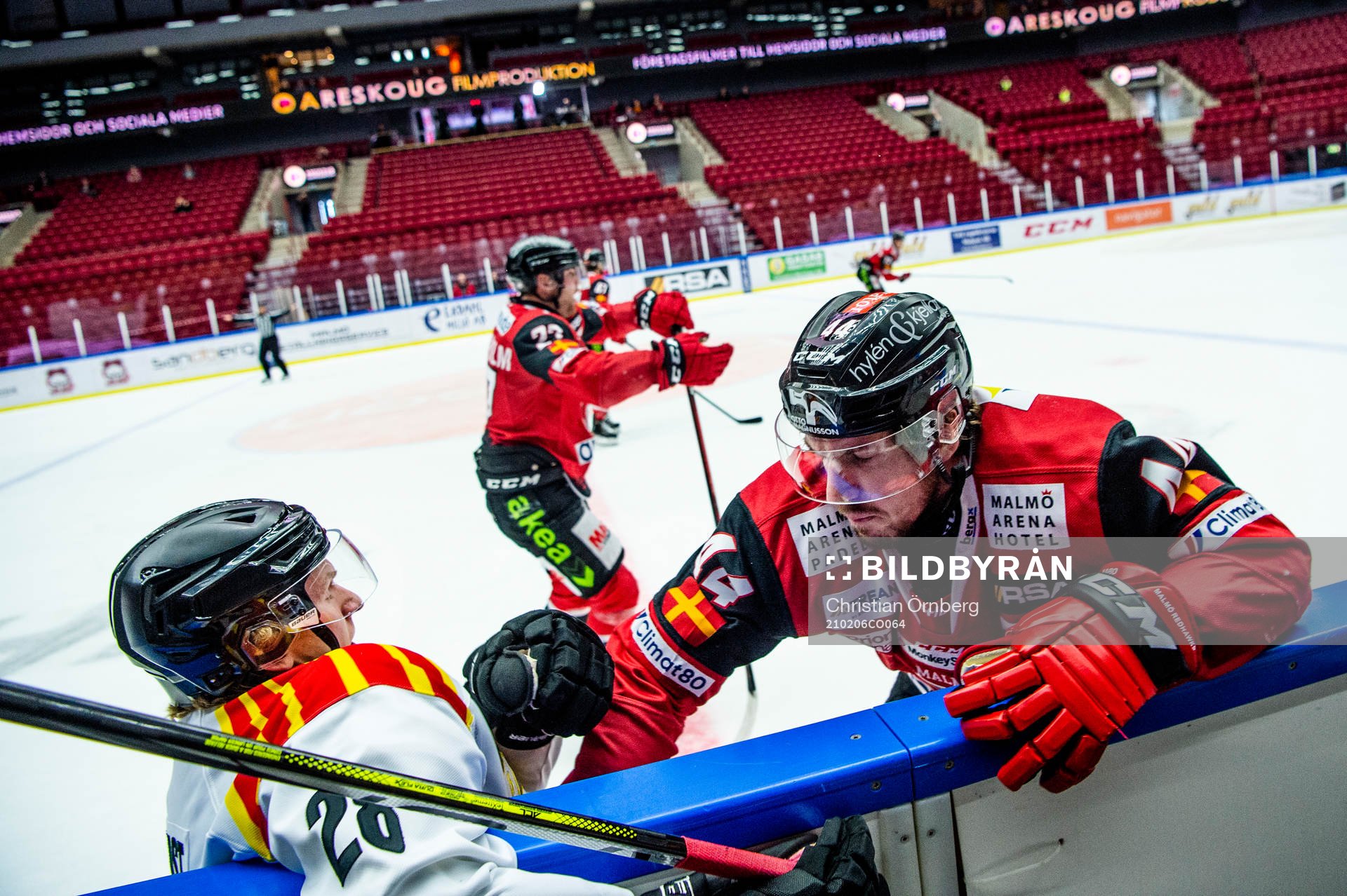 Malmö Redhawks Jesper Jensen Aabo trycker till Brynäs